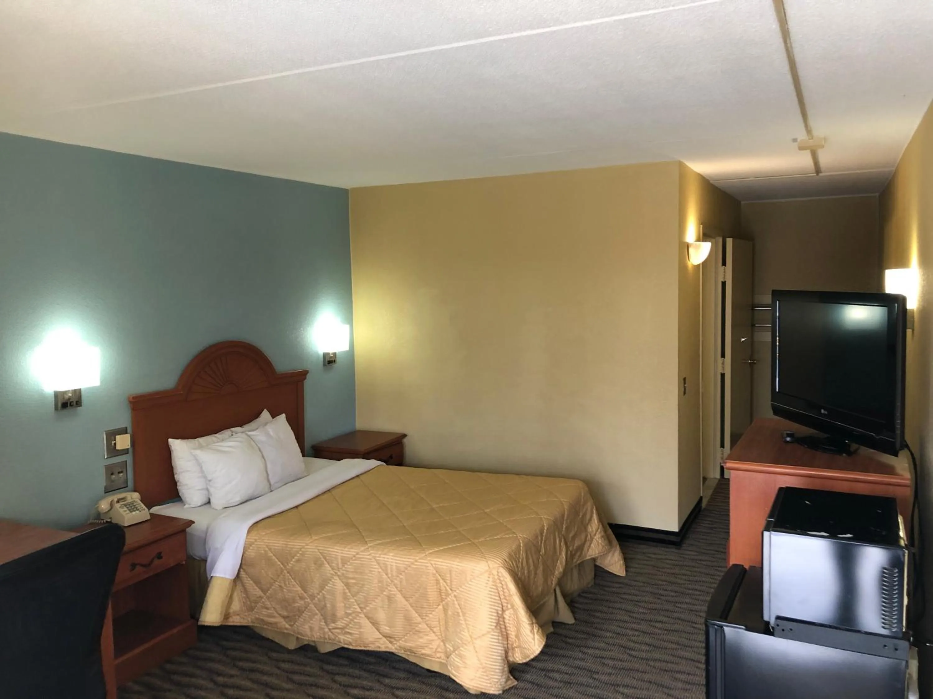 Bedroom, Bed in Rodeway Inn Joint Base Andrews Area