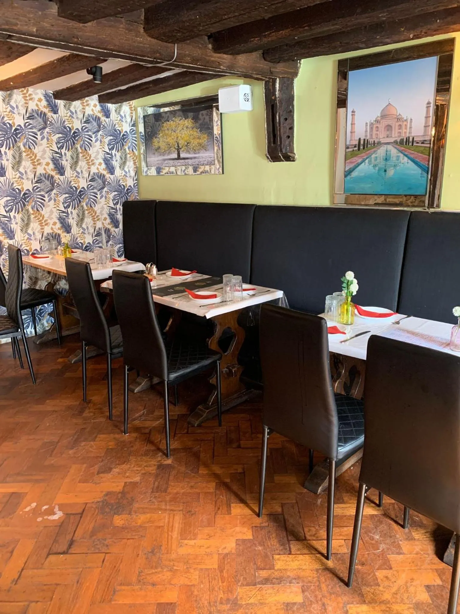 Restaurant/places to eat in The George Hotel