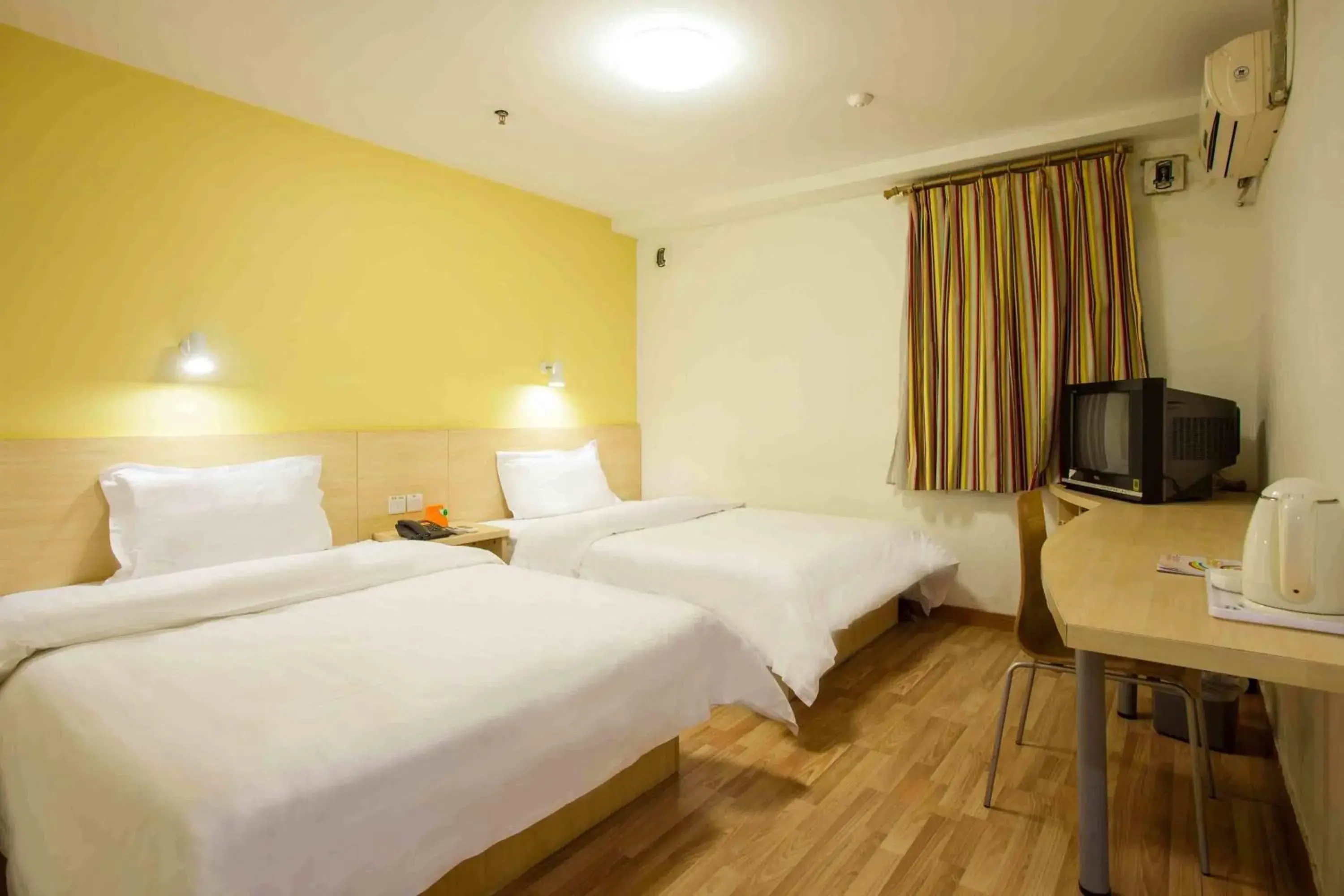Photo of the whole room, Bed in 7Days Inn NanJing Yangtze River Bridge Photo of the whole room, Bed in 7Days Inn NanJing Yangtze River Bridge
