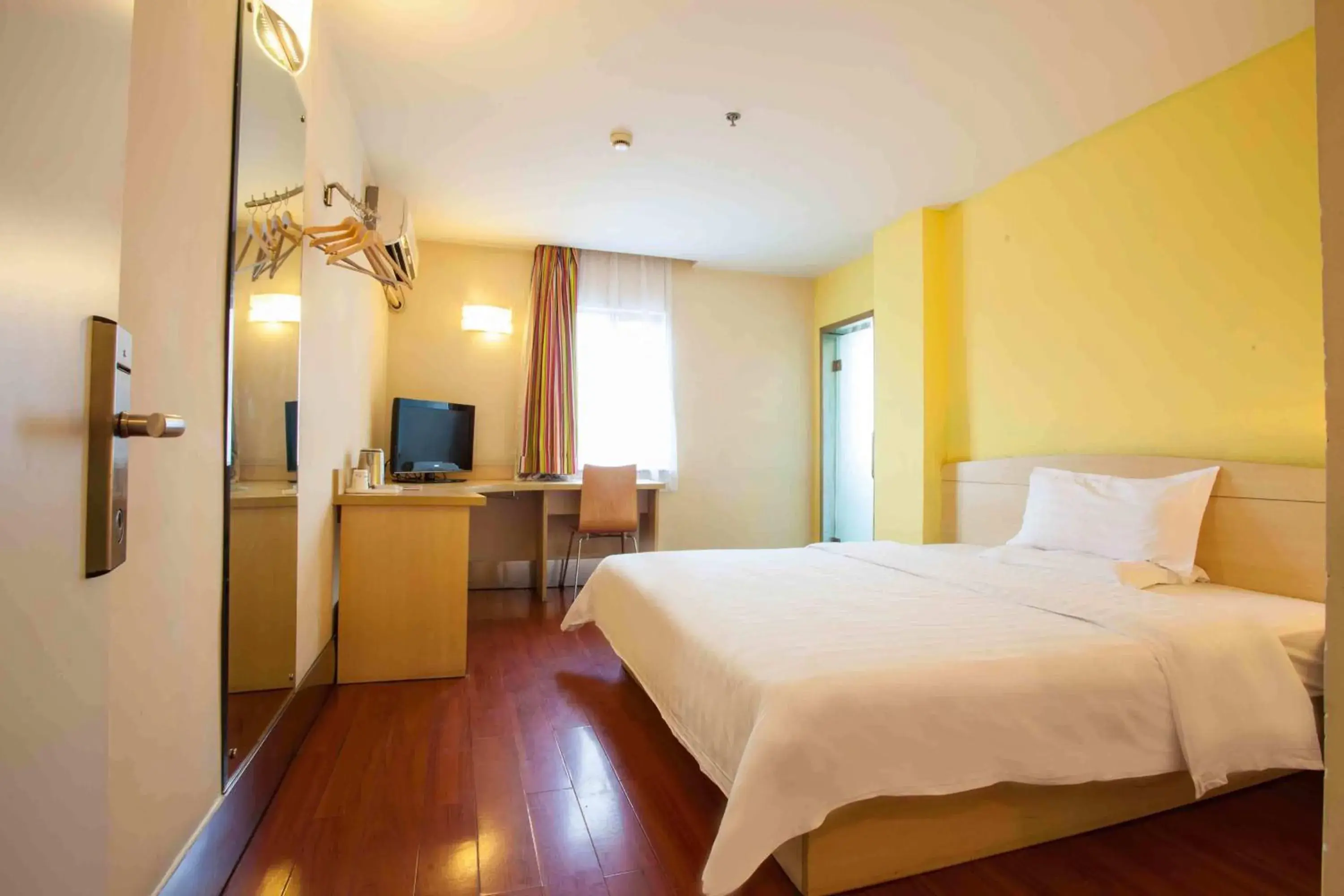 Day, Bed in 7Days Inn NanJing Yangtze River Bridge Day, Bed in 7Days Inn NanJing Yangtze River Bridge
