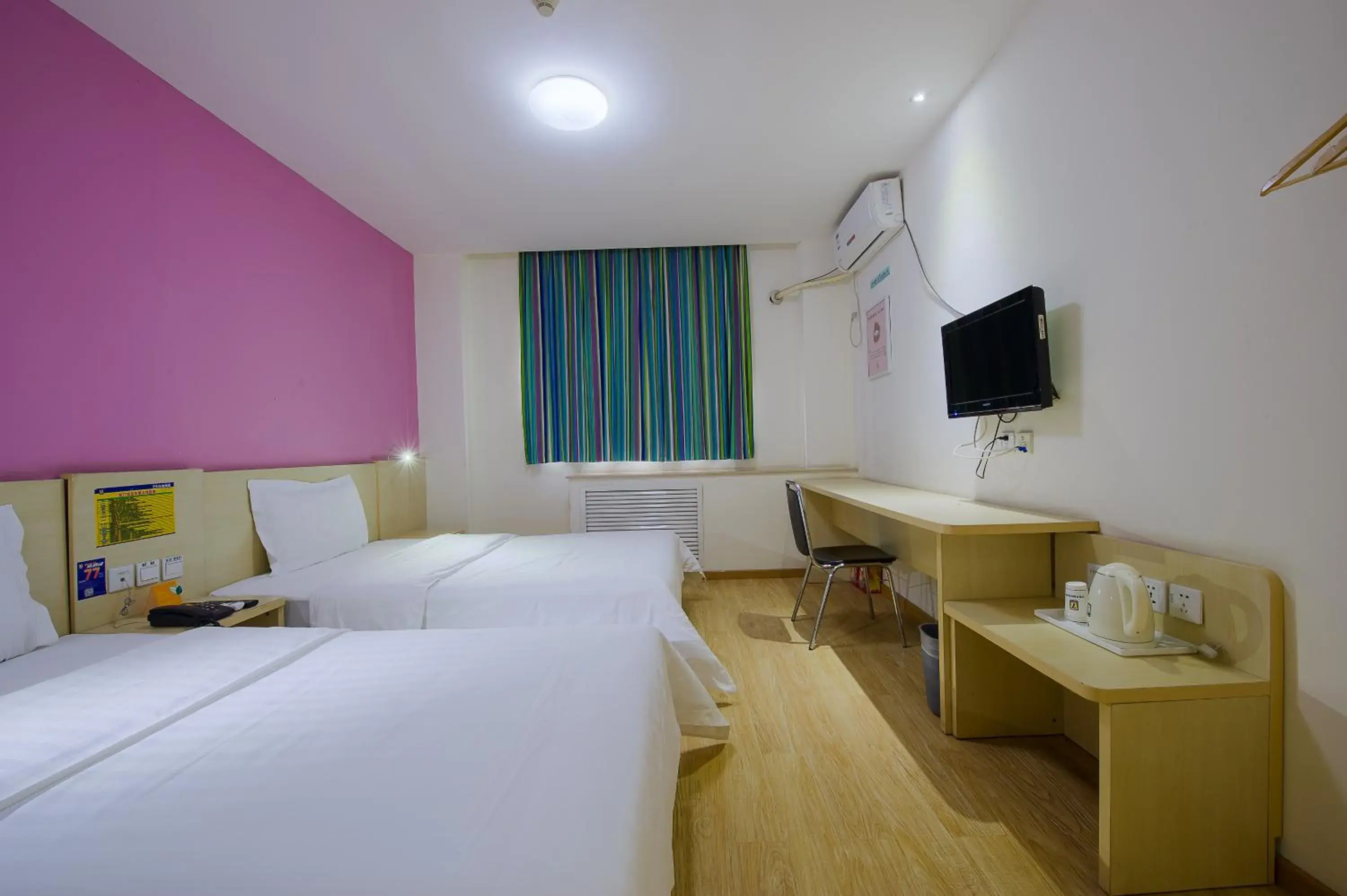 Photo of the whole room, Bed in 7Days Inn Xian North 3Road Ring Road School of Medicine Photo of the whole room, Bed in 7Days Inn Xian North 3Road Ring Road School of Medicine