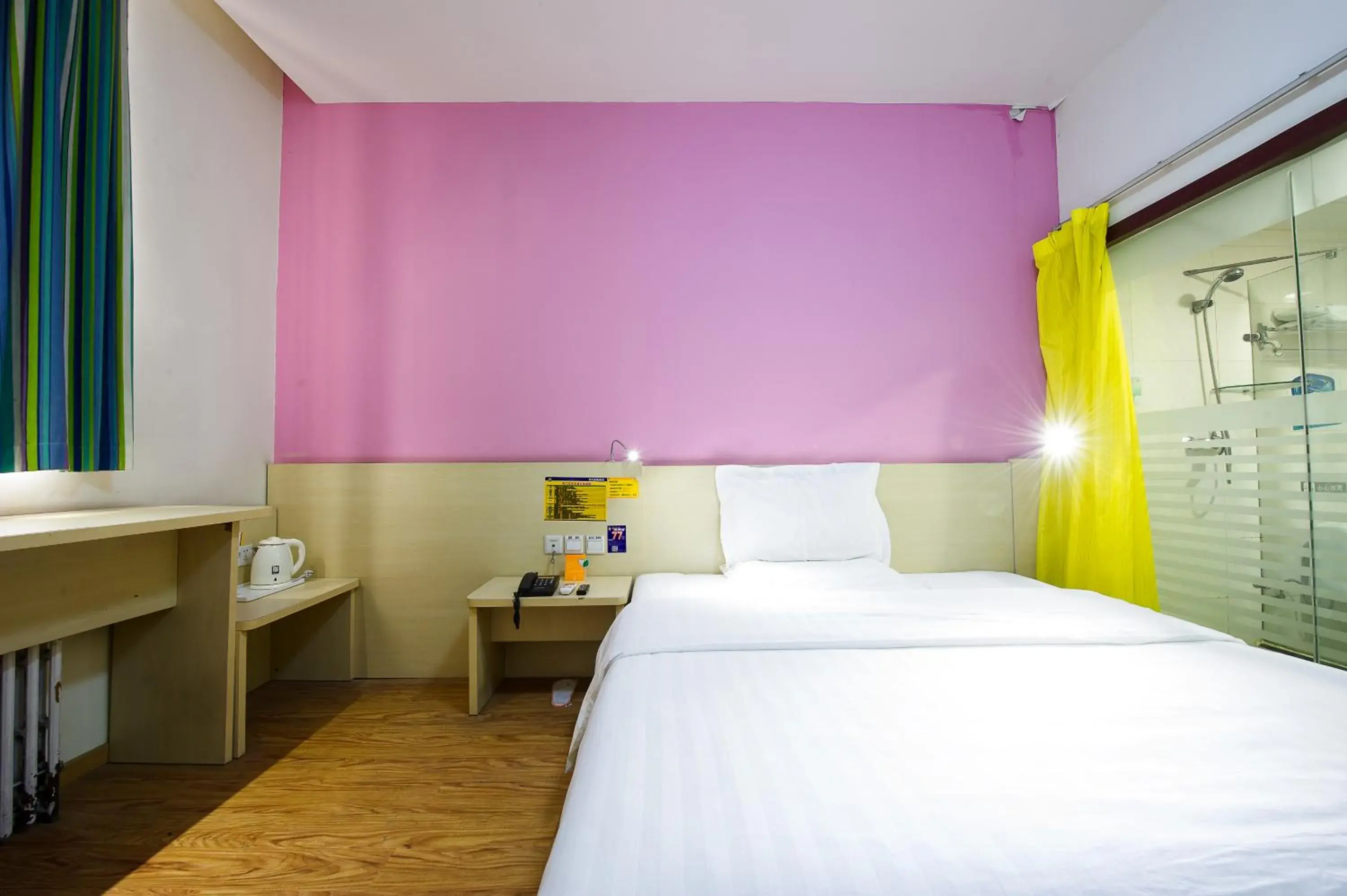 Photo of the whole room, Bed in 7Days Inn Xian North 3Road Ring Road School of Medicine Photo of the whole room, Bed in 7Days Inn Xian North 3Road Ring Road School of Medicine