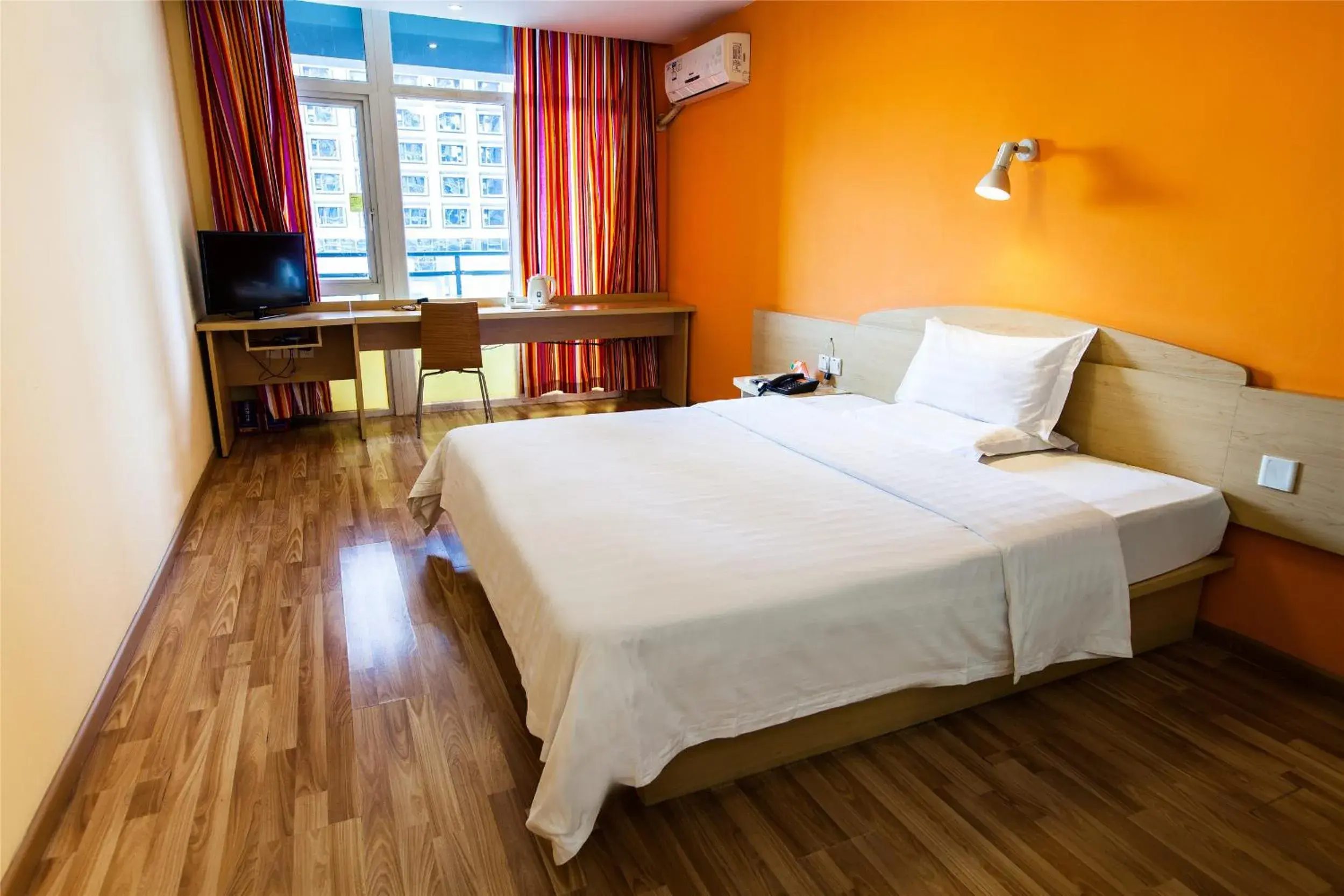 Photo of the whole room, Bed in 7Days Inn Xian North 3Road Ring Road School of Medicine Photo of the whole room, Bed in 7Days Inn Xian North 3Road Ring Road School of Medicine