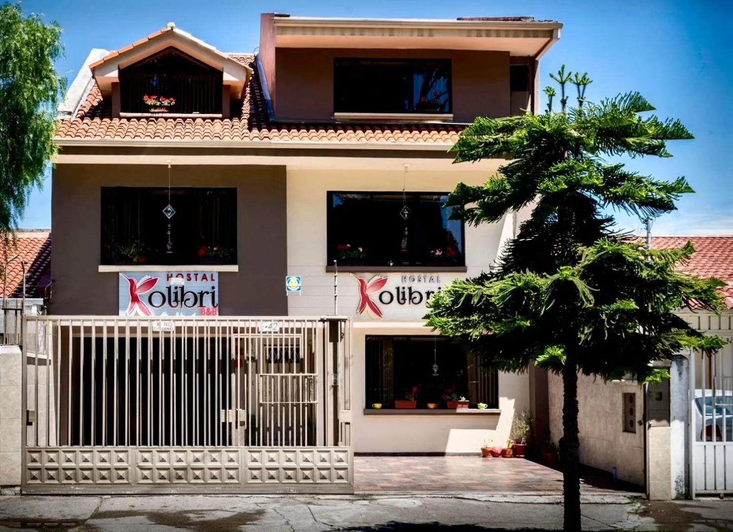 Property building in Hostal Kolibri B&B