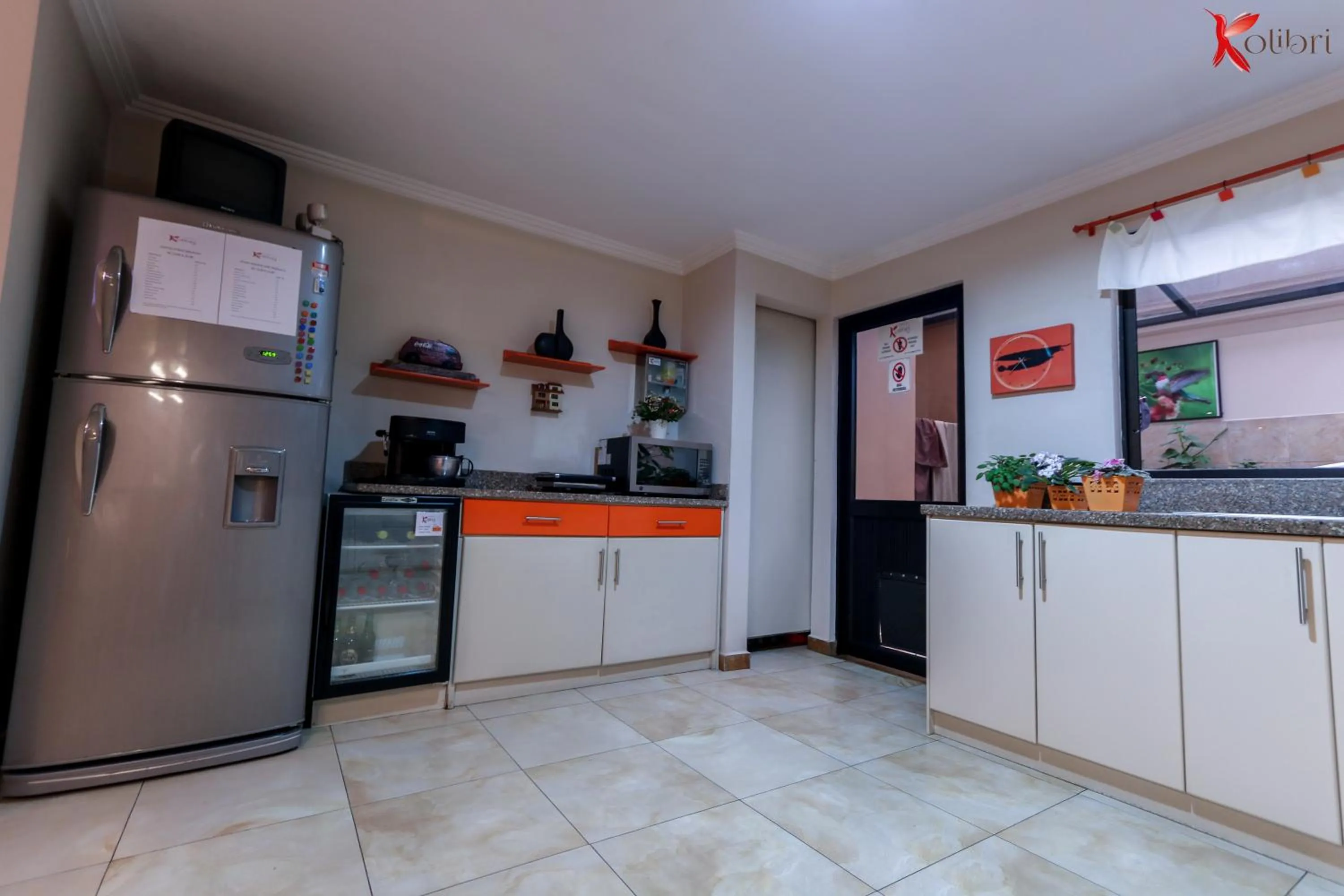 Communal kitchen in Hostal Kolibri B&B