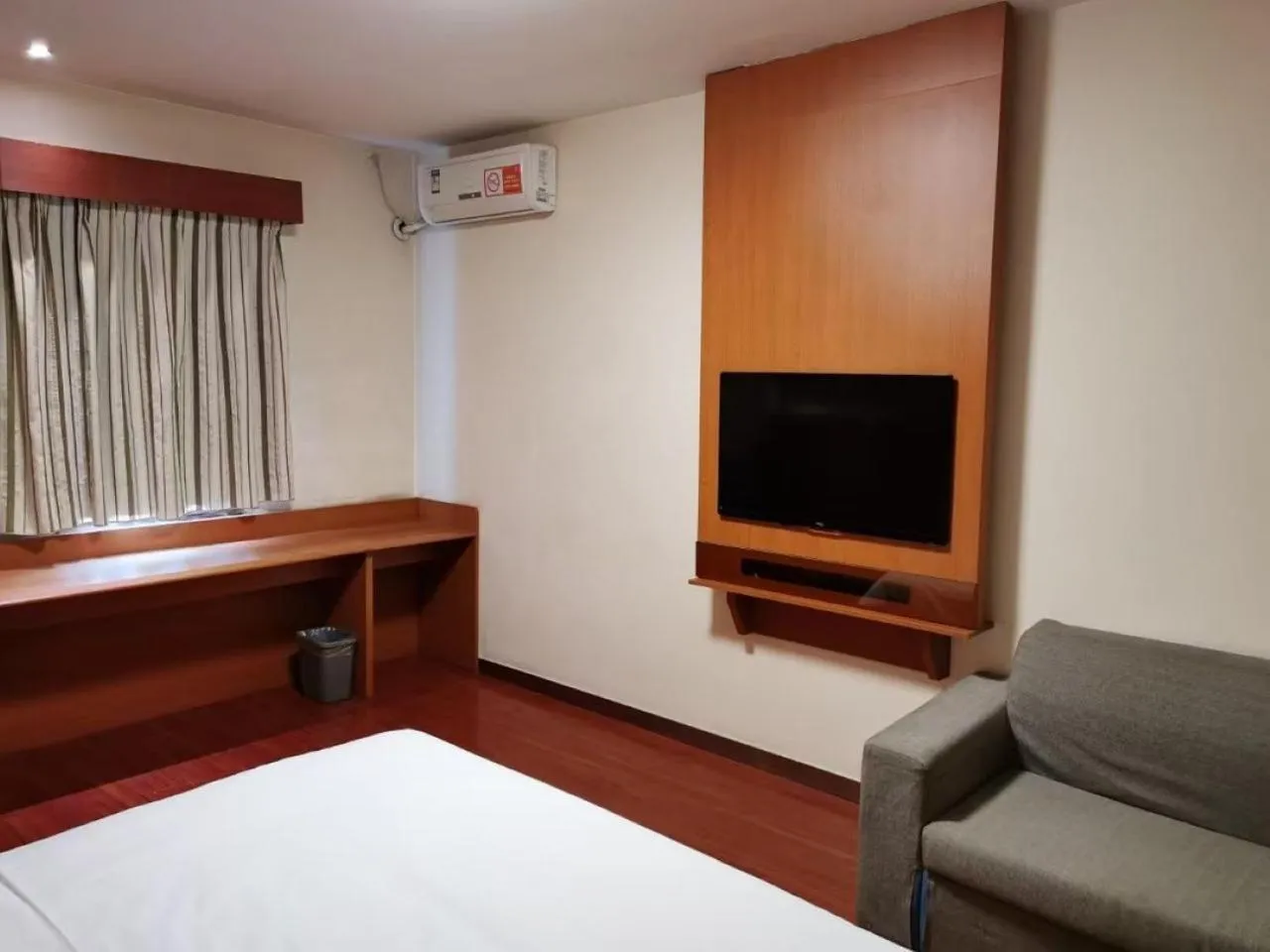 TV and multimedia in 7Days Hotel Premium Xi'an Bell Tower Anyuanmen Metro Station