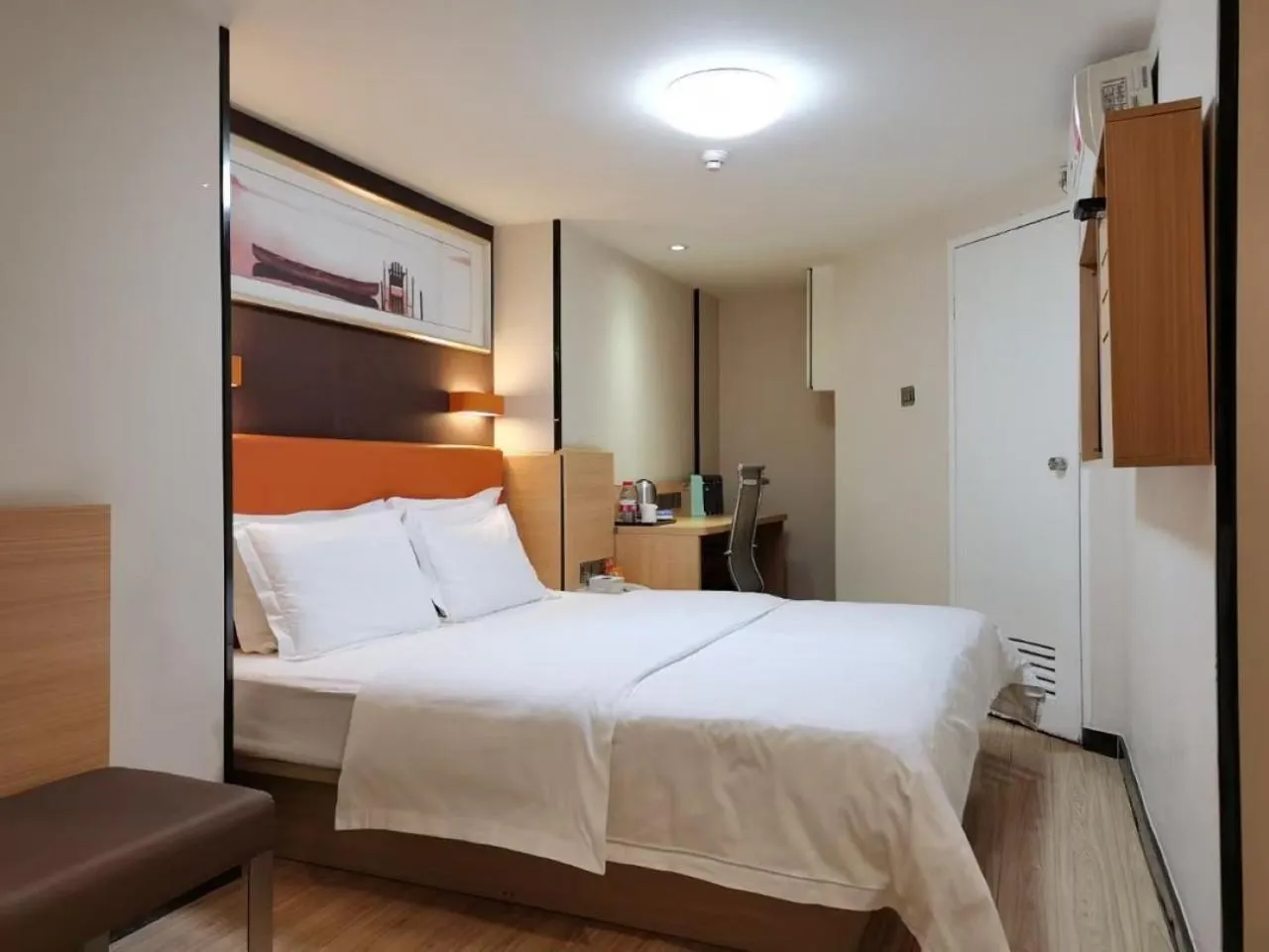 Photo of the whole room in 7Days Hotel Premium Xi'an Bell Tower Anyuanmen Metro Station