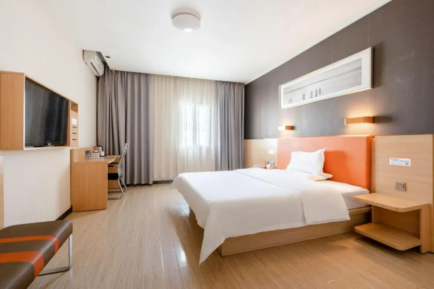 Photo of the whole room, Bed in 7Days Hotel Premium Xi'an Bell Tower Anyuanmen Metro Station Photo of the whole room, Bed in 7Days Hotel Premium Xi'an Bell Tower Anyuanmen Metro Station