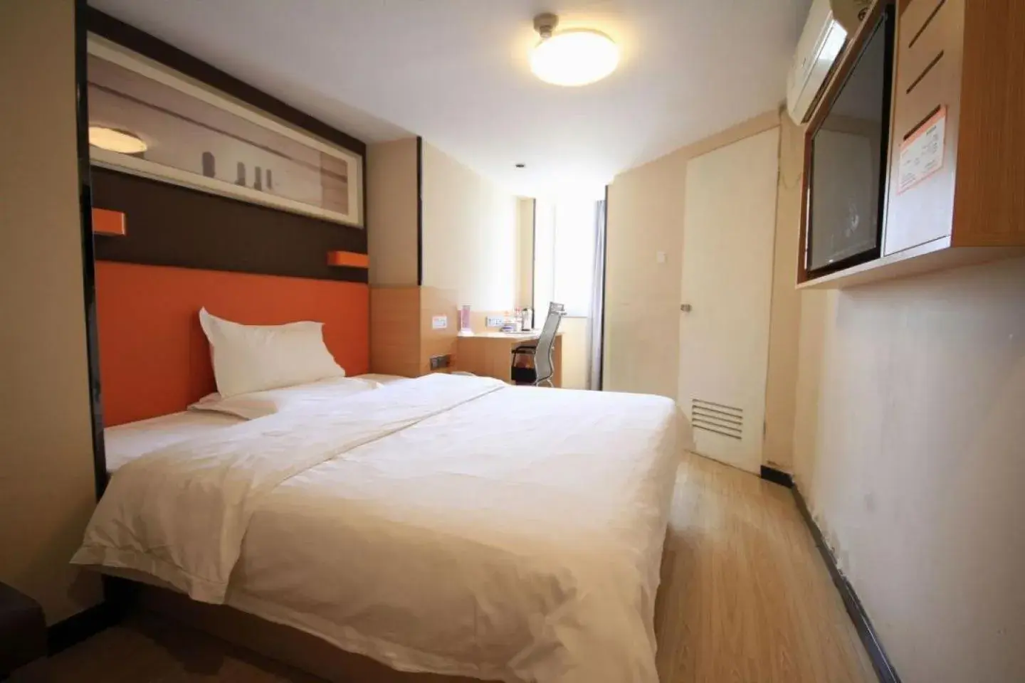 Photo of the whole room, Bed in 7Days Hotel Premium Xi'an Bell Tower Anyuanmen Metro Station Photo of the whole room, Bed in 7Days Hotel Premium Xi'an Bell Tower Anyuanmen Metro Station