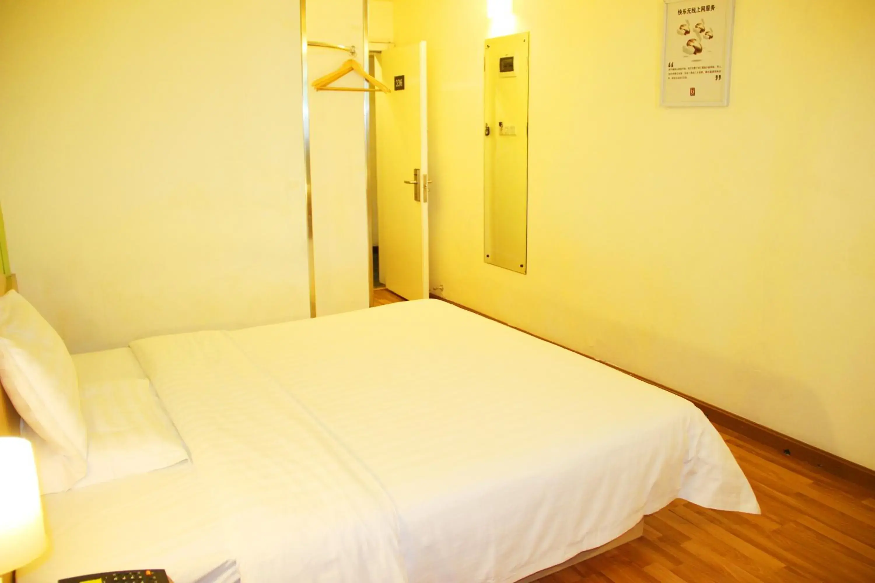 Bed in 7Days Inn Wuchang Railway Station Bed in 7Days Inn Wuchang Railway Station