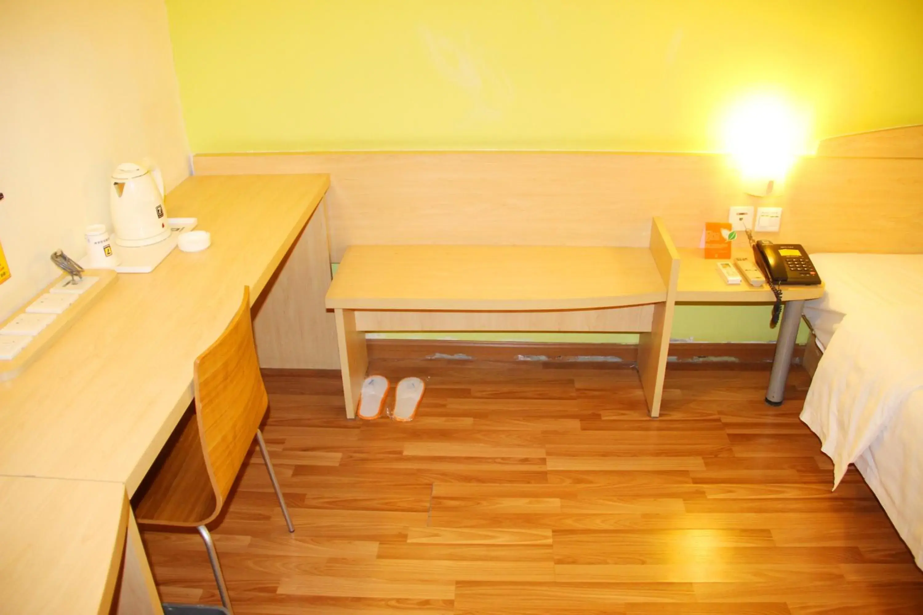 Seating area, Bed in 7Days Inn Wuchang Railway Station Seating area, Bed in 7Days Inn Wuchang Railway Station