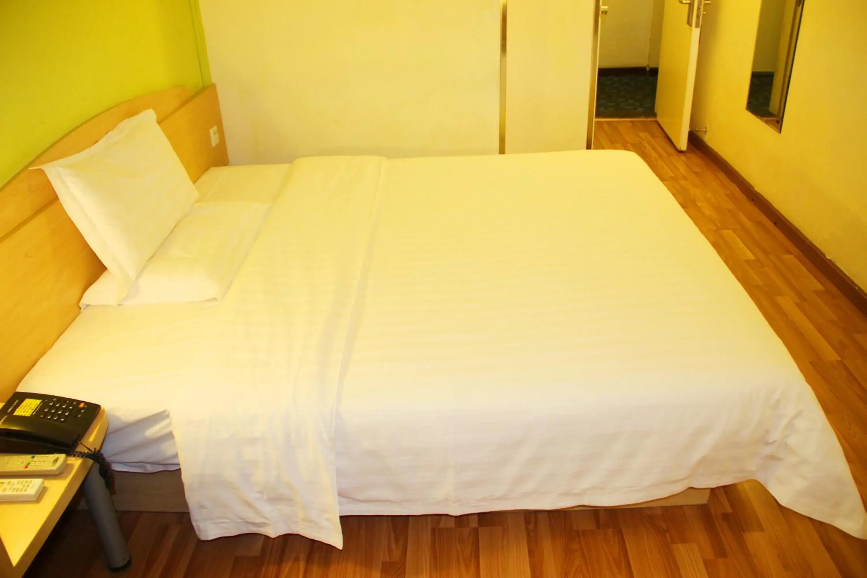 Bed in 7Days Inn Wuchang Railway Station Bed in 7Days Inn Wuchang Railway Station