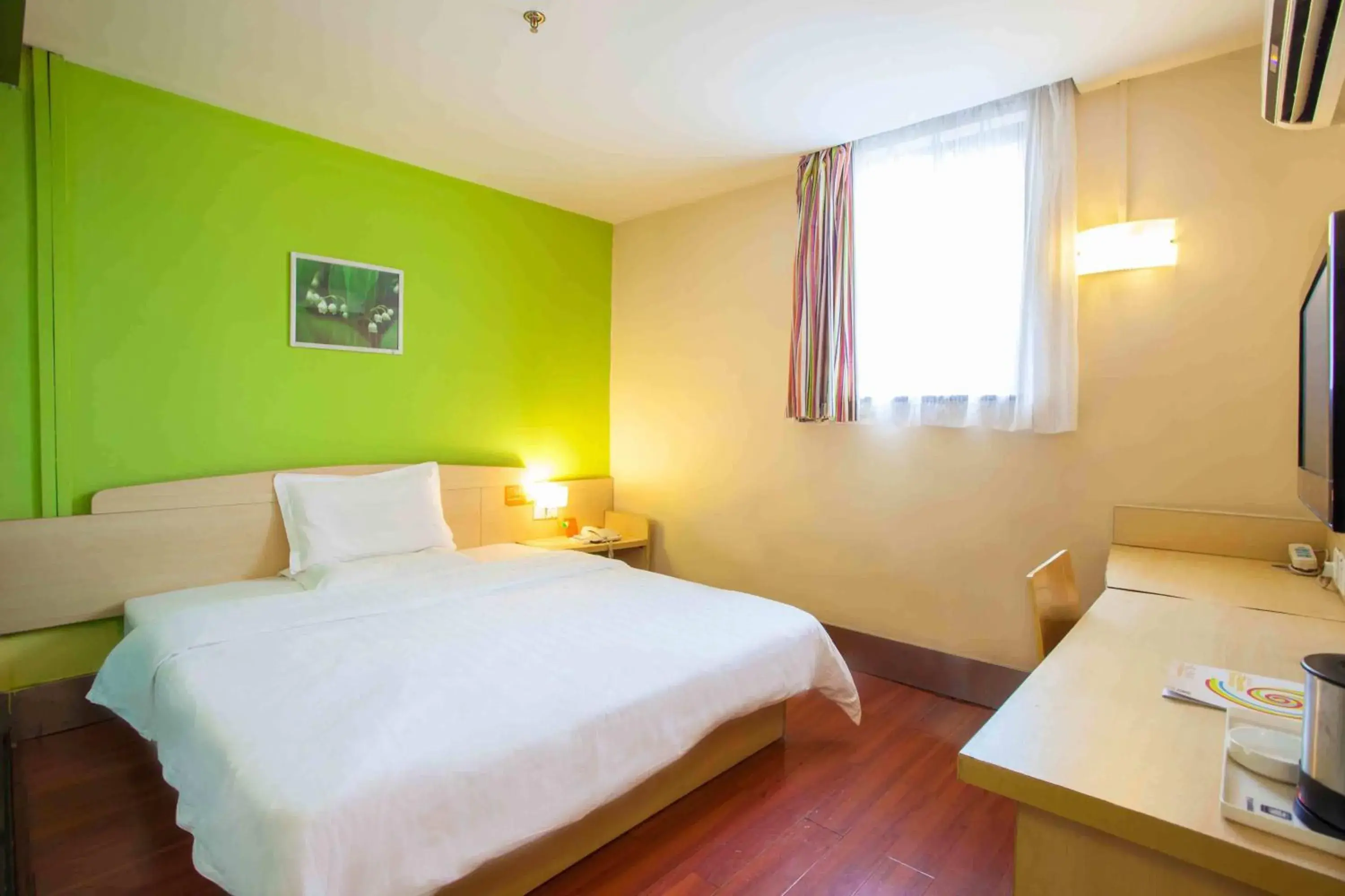 Bed in 7Days Inn Wuchang Railway Station Bed in 7Days Inn Wuchang Railway Station