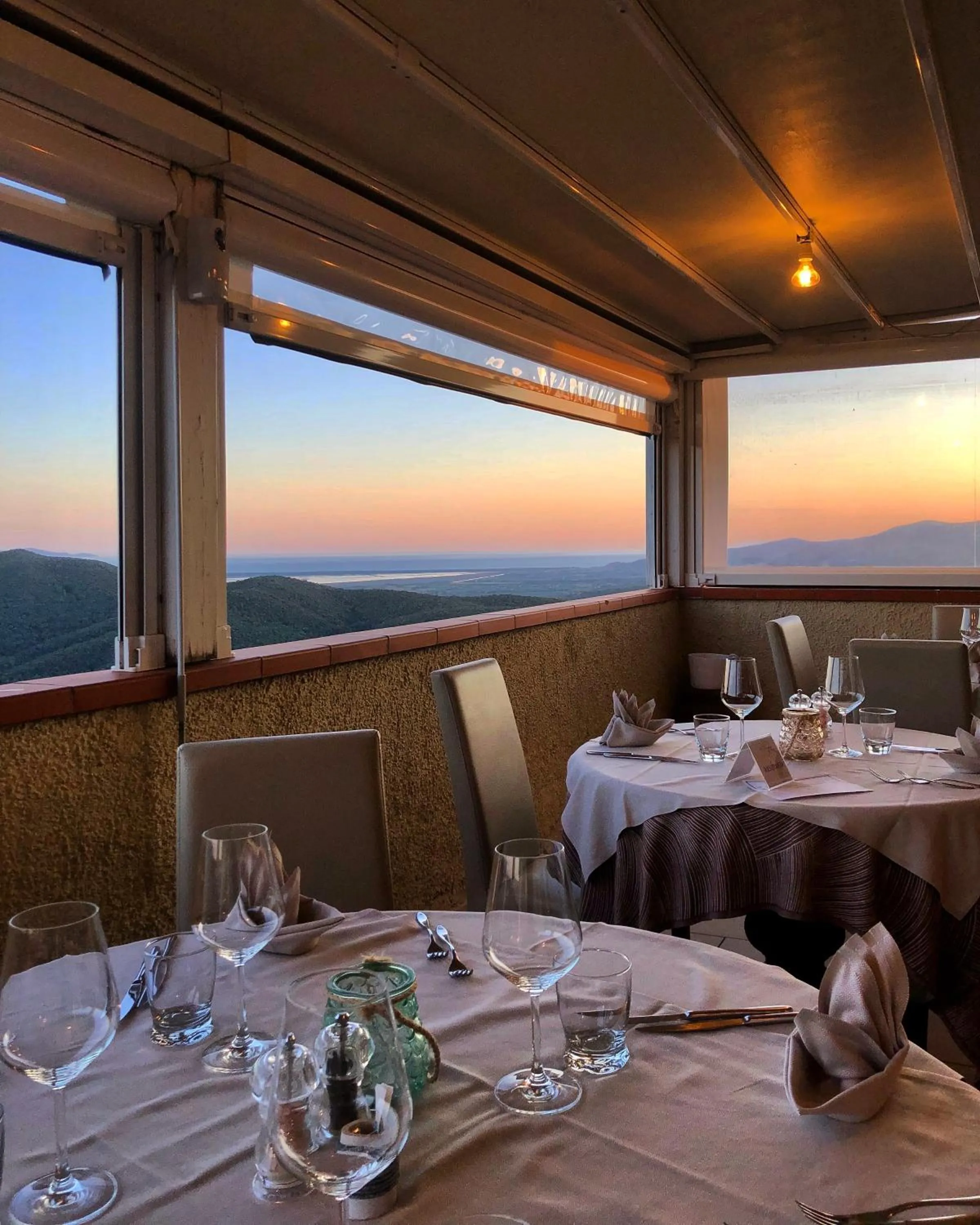 Restaurant/places to eat in Hotel Vatluna