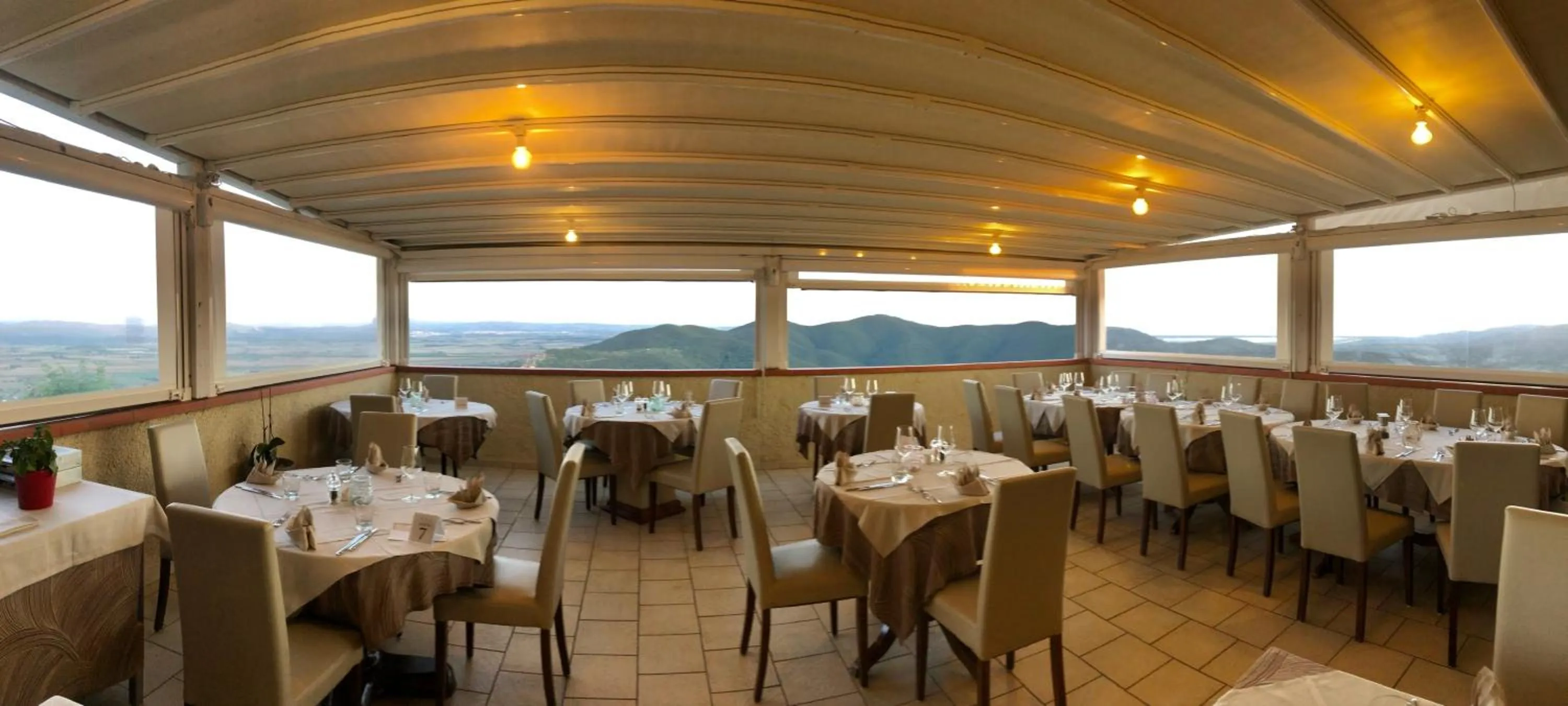 Restaurant/places to eat in Hotel Vatluna