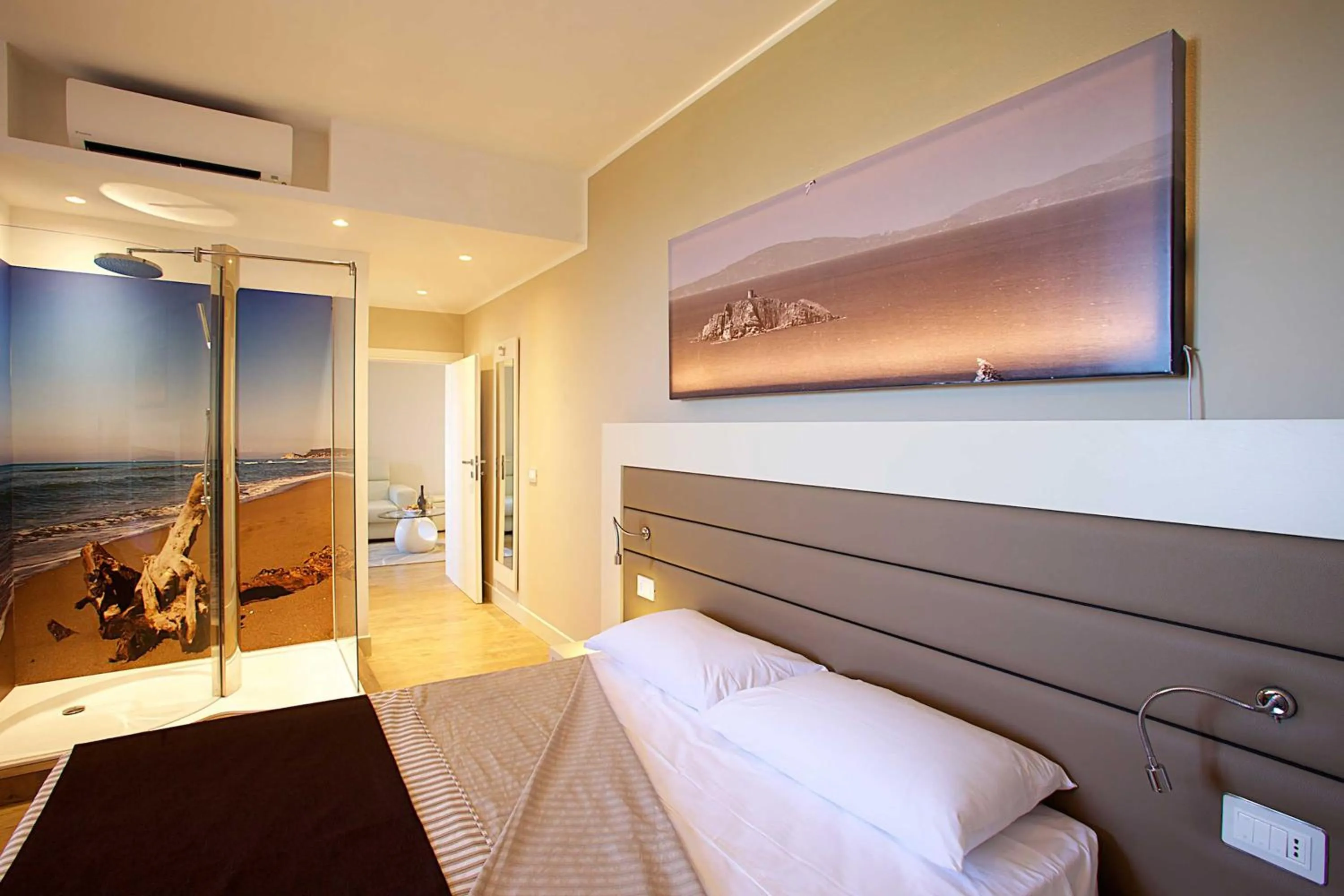 Shower, Bed in Hotel Vatluna