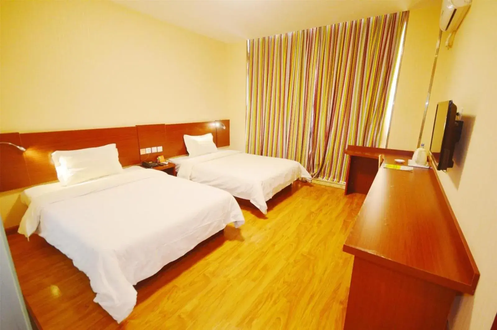 Bed in 7Days Inn Taiyuan Shanxi Hospital Bed in 7Days Inn Taiyuan Shanxi Hospital