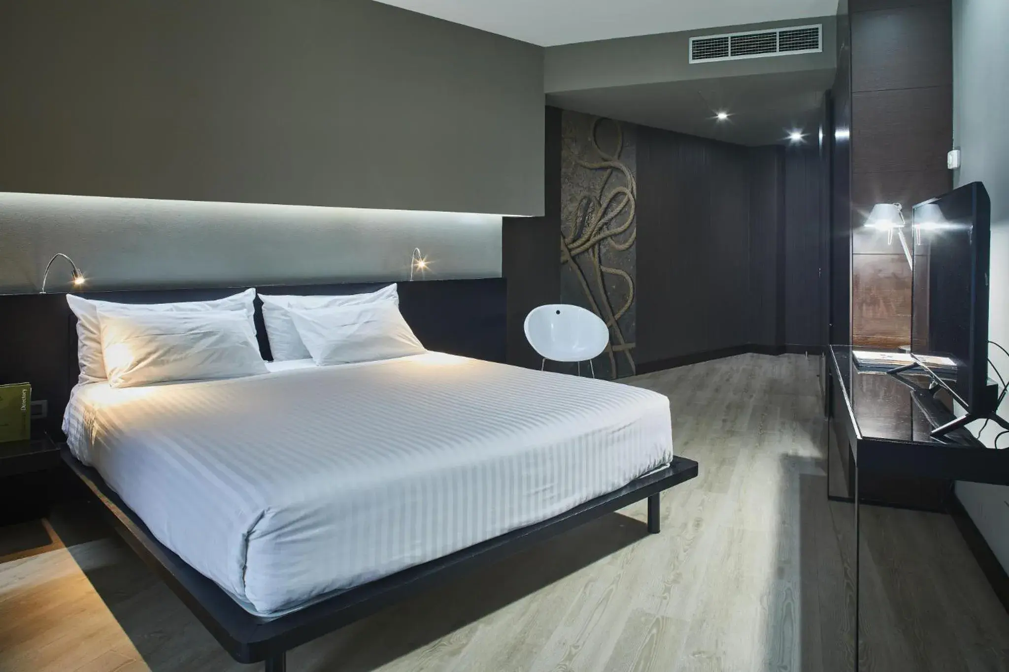 Photo of the whole room, Bed in Silken Gran Teatro Photo of the whole room, Bed in Silken Gran Teatro