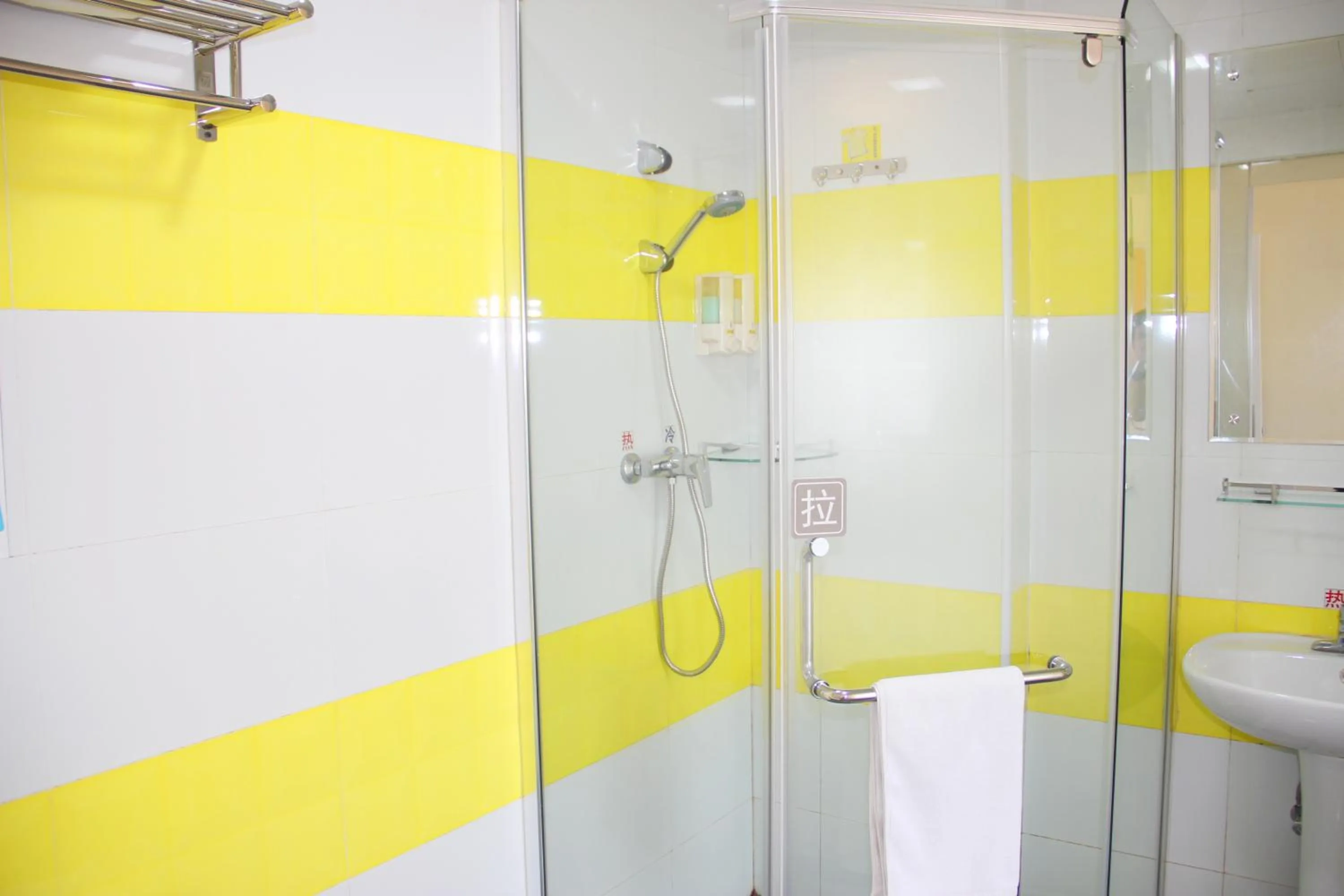 Bathroom in 7Days Inn Deyang Zhongjiang Kuishan Park