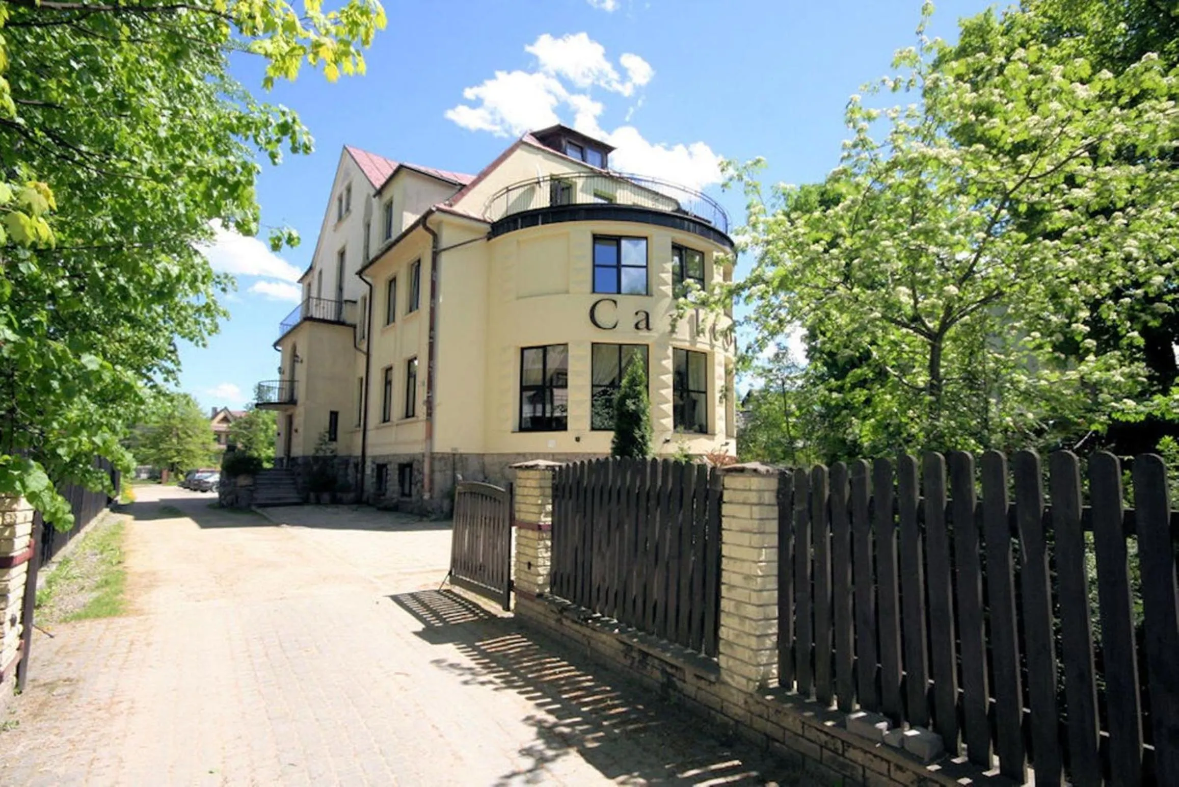 Facade/entrance in Willa Carlton