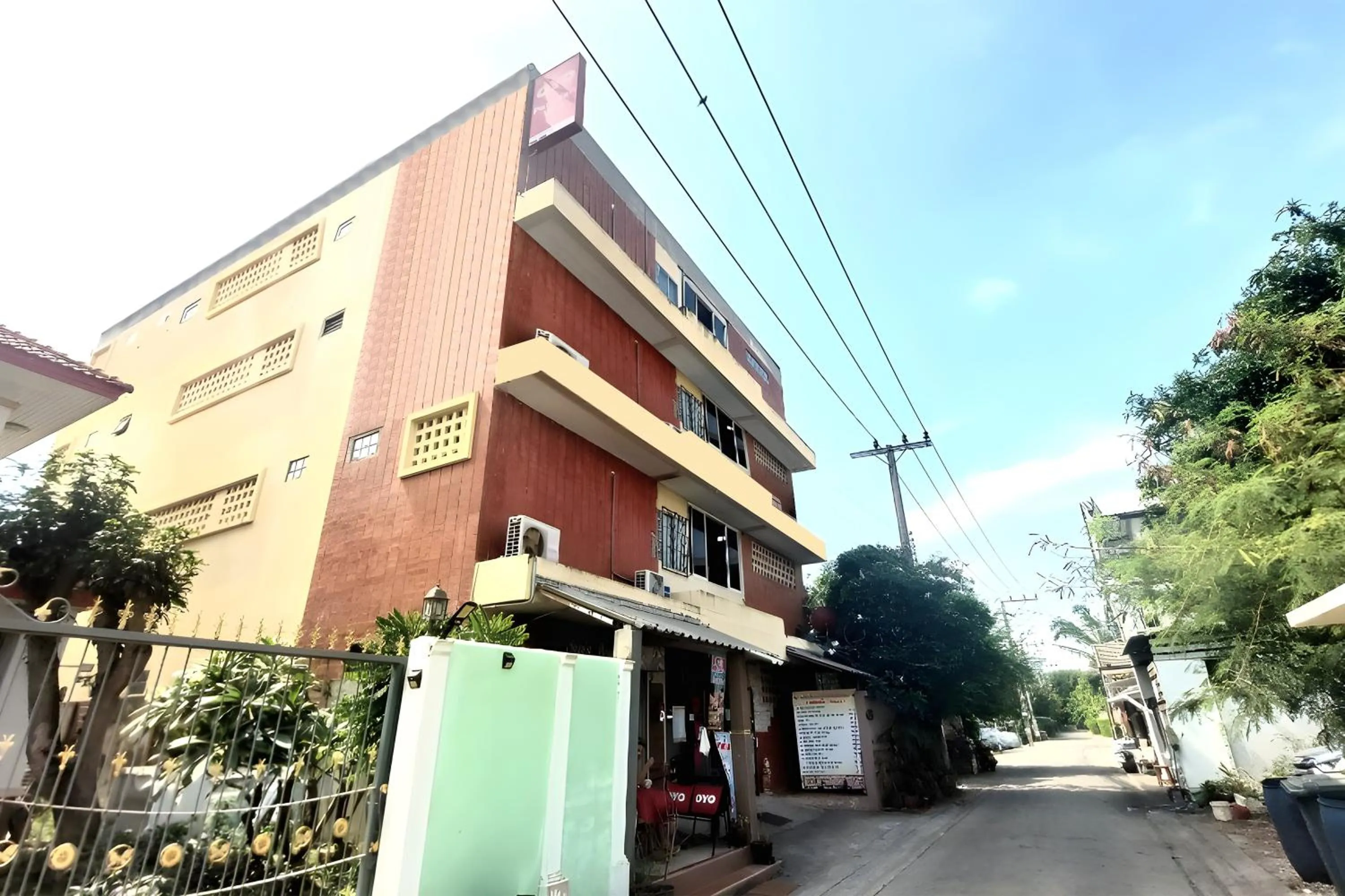 Property building in Sukhum Sukhumvit-Onnut Guest House