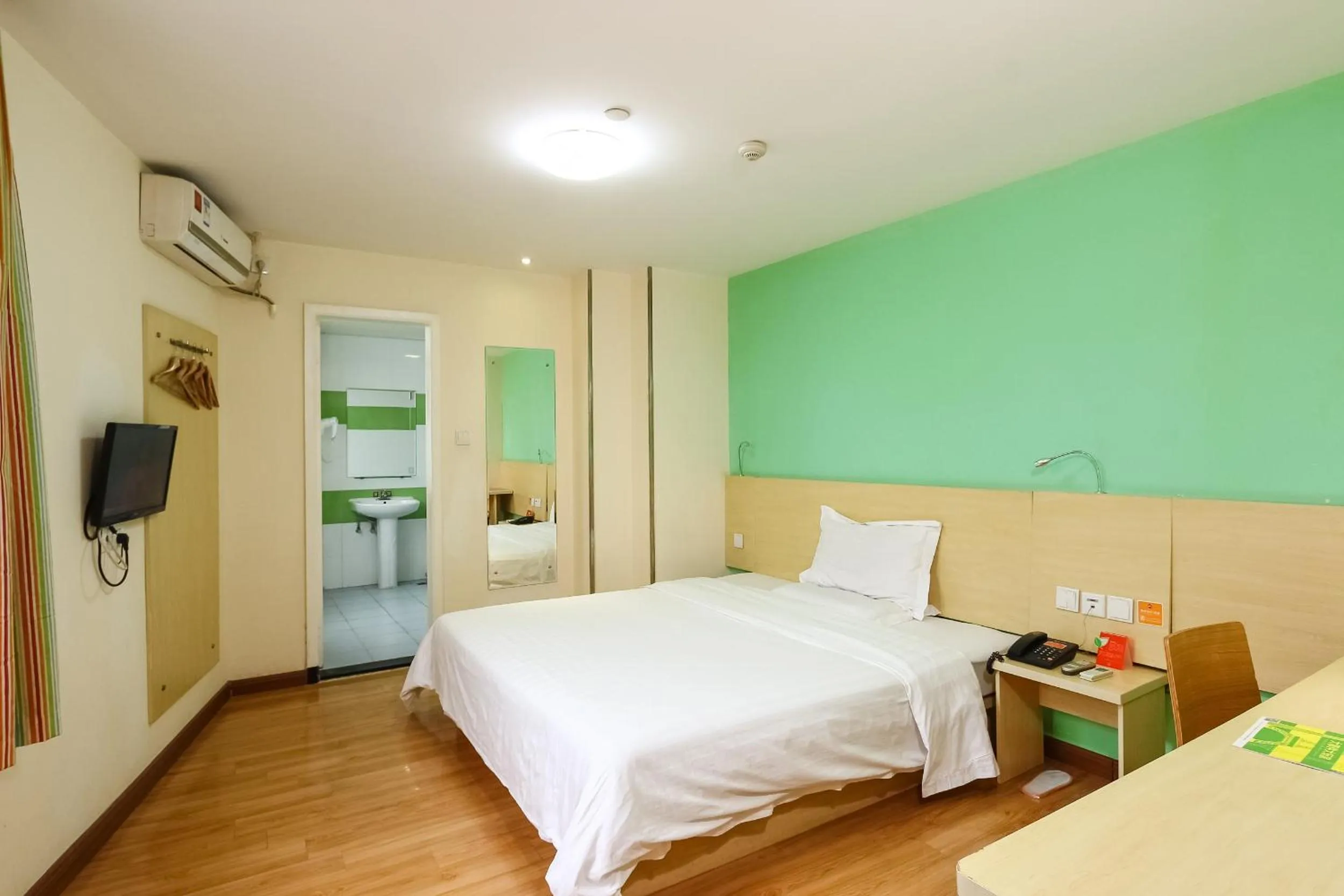 Photo of the whole room, Bed in 7Days Inn Guangzhou Meihuayuan Metro Station
