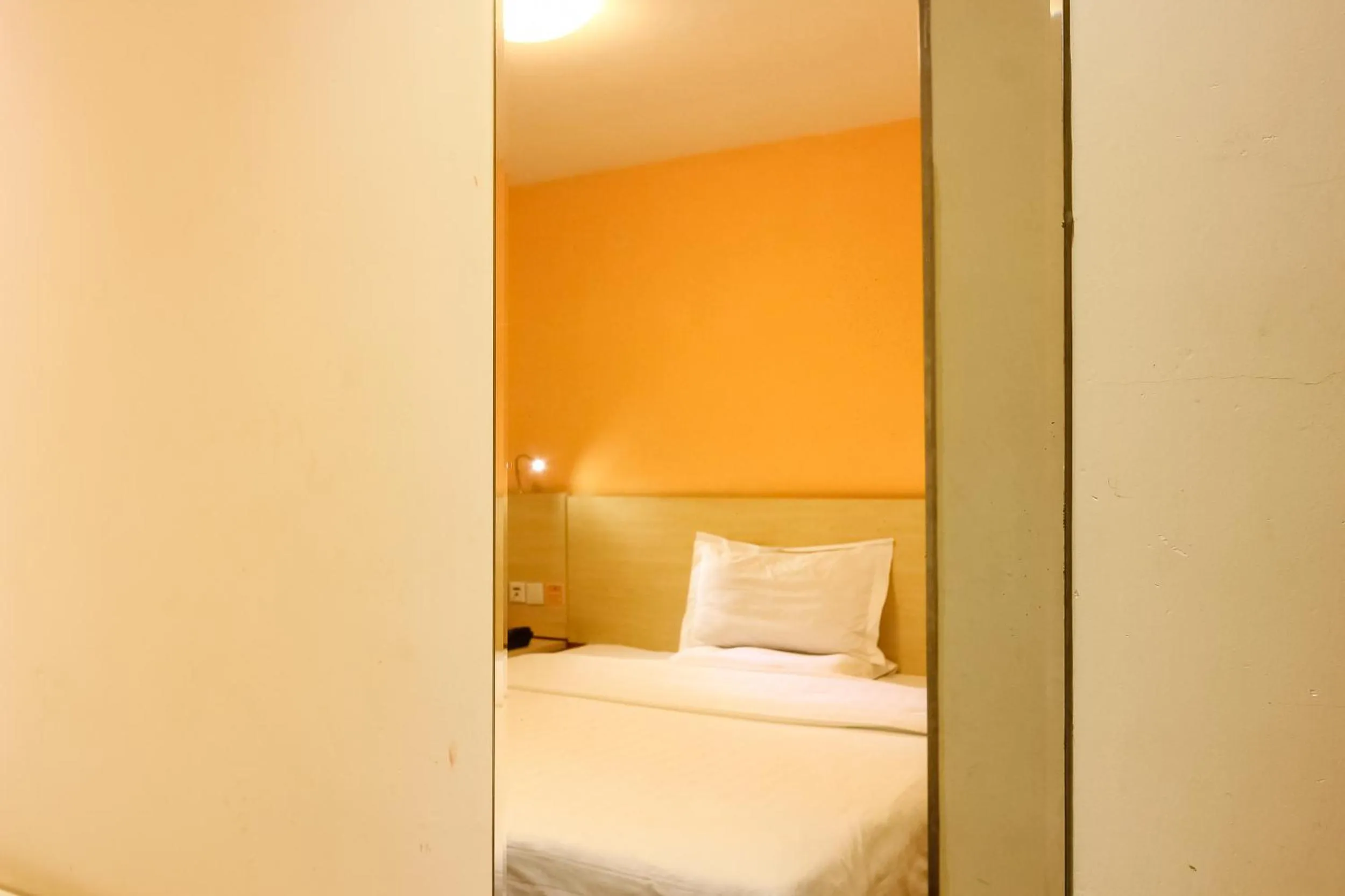 Decorative detail, Bed in 7Days Inn Guangzhou Meihuayuan Metro Station