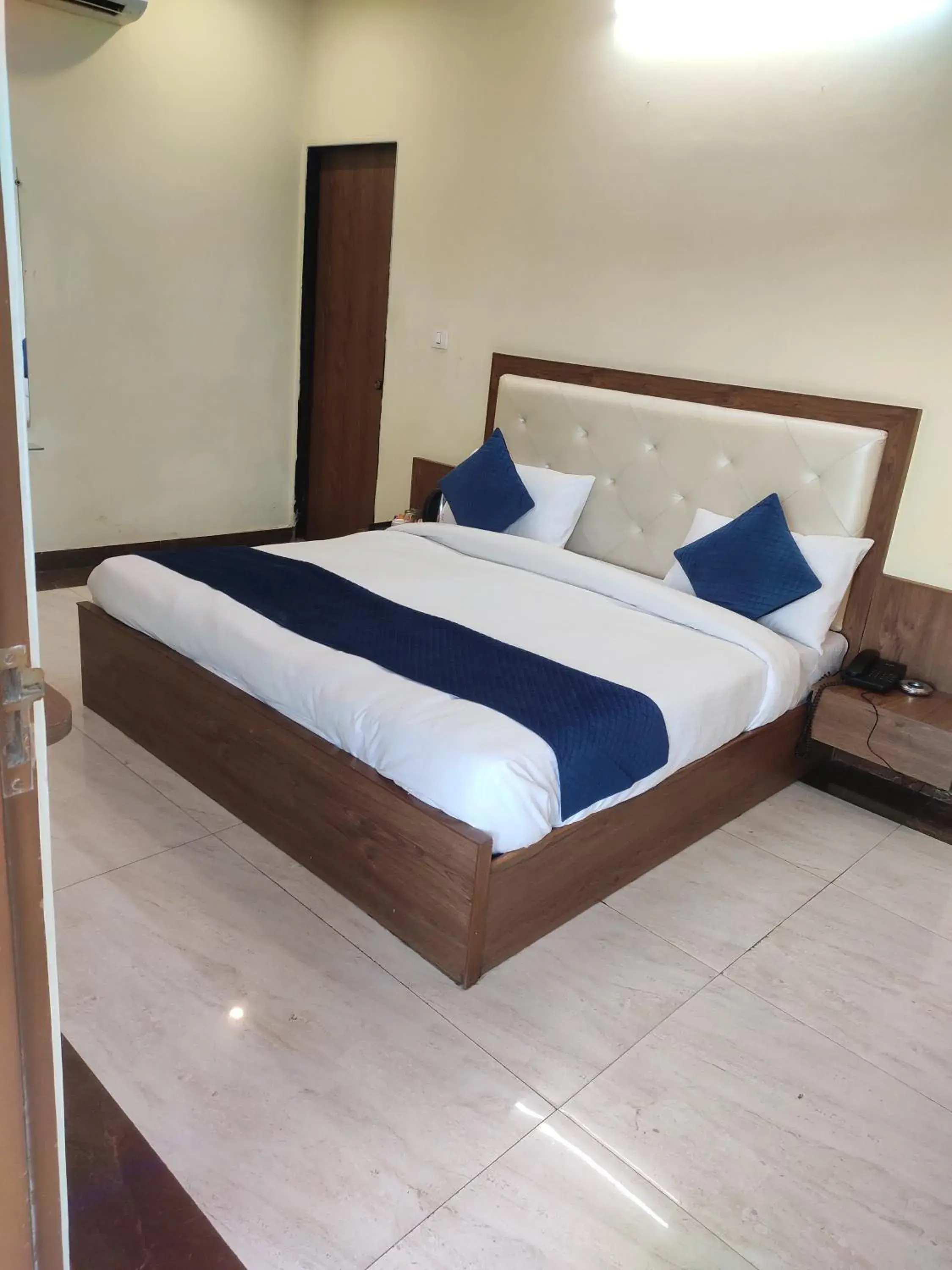 Deluxe Double Room - single occupancy in Hotel Valley Pride Deluxe Double Room - single occupancy in Hotel Valley Pride