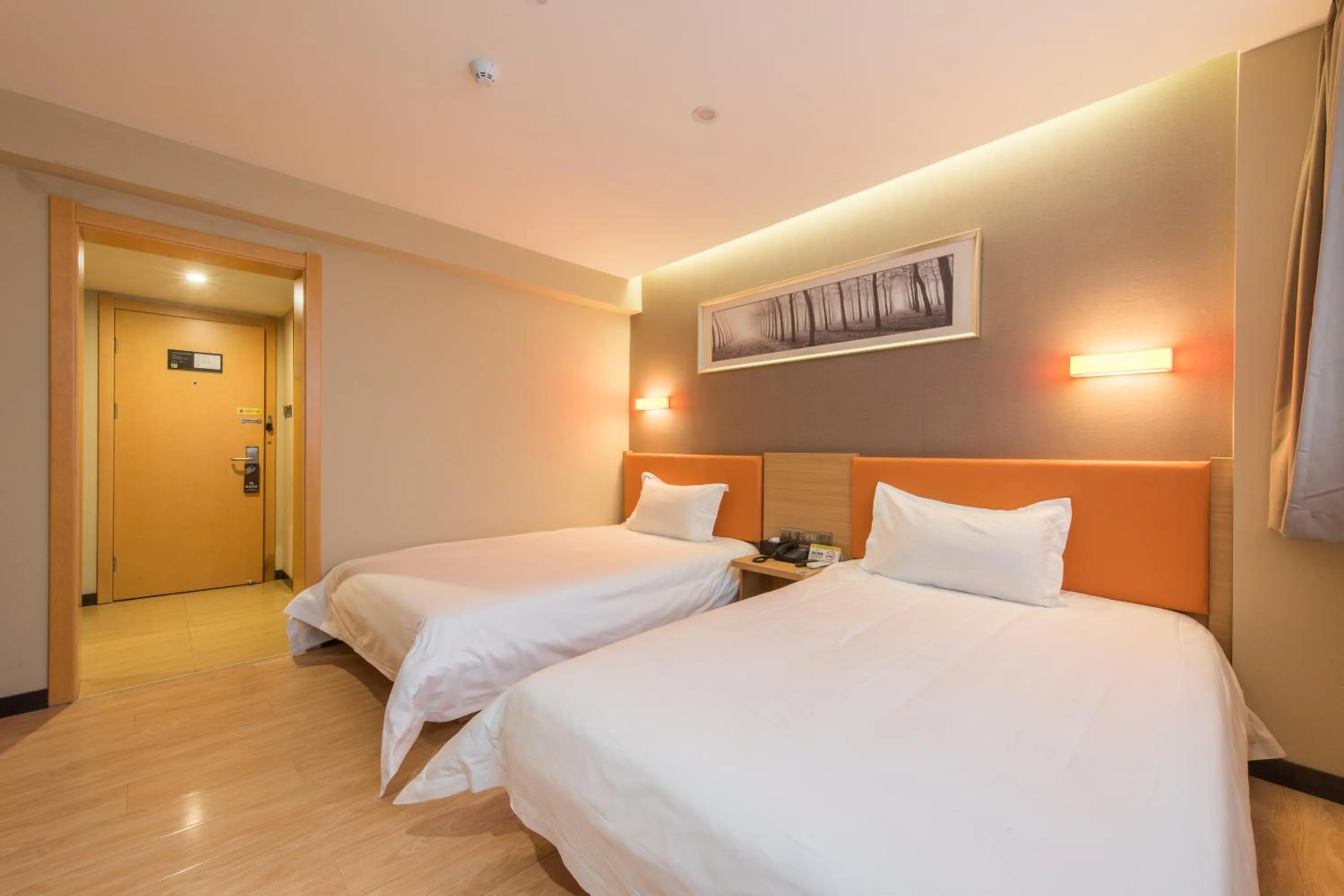 Photo of the whole room, Bed in IU Hotel Beijing West Coach Station Liuliqiao East Metro Station