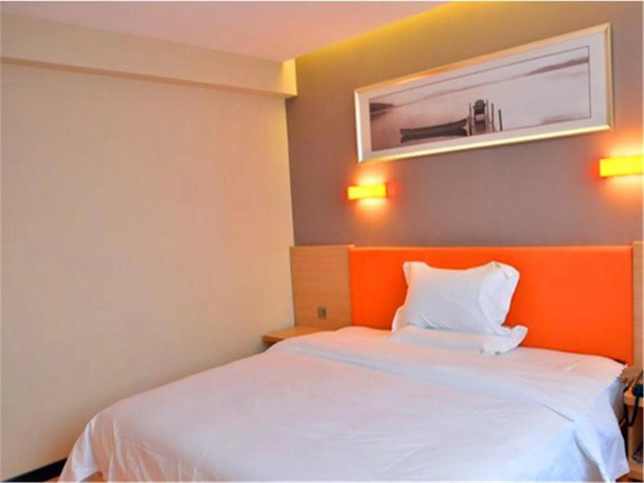 Bed in IU Hotel Beijing West Coach Station Liuliqiao East Metro Station