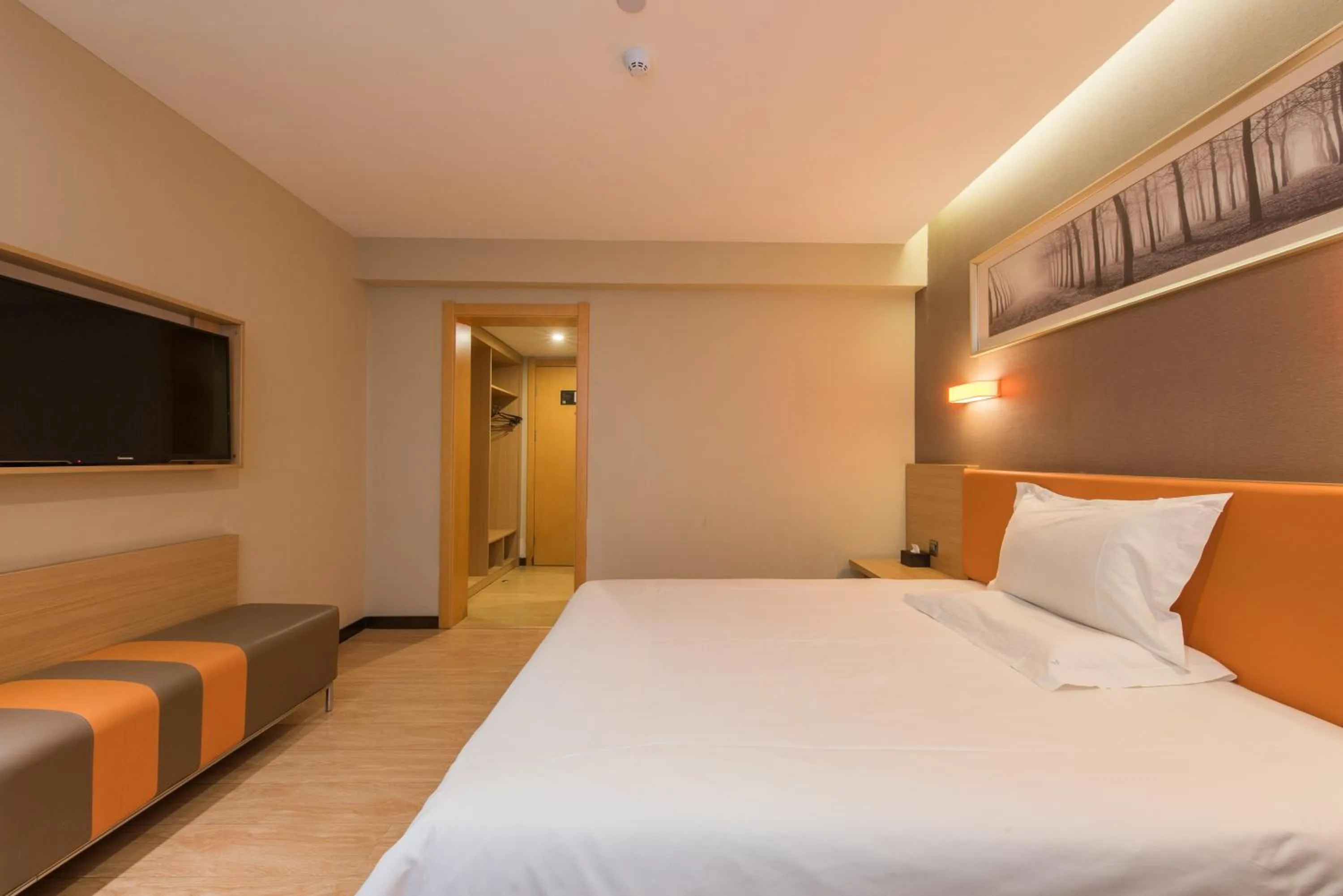 Photo of the whole room, Bed in IU Hotel Beijing West Coach Station Liuliqiao East Metro Station