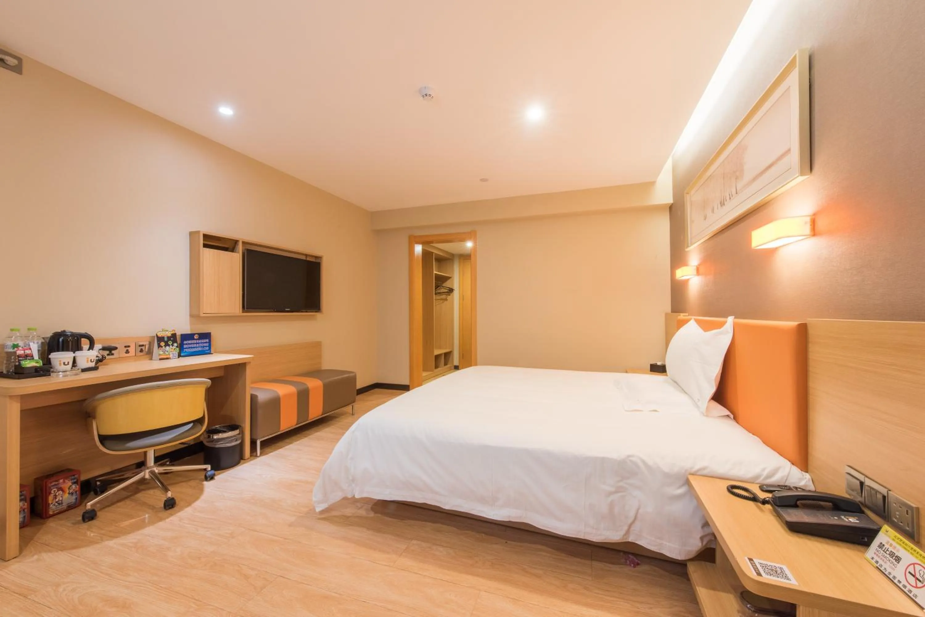 Photo of the whole room, Bed in IU Hotel Beijing West Coach Station Liuliqiao East Metro Station