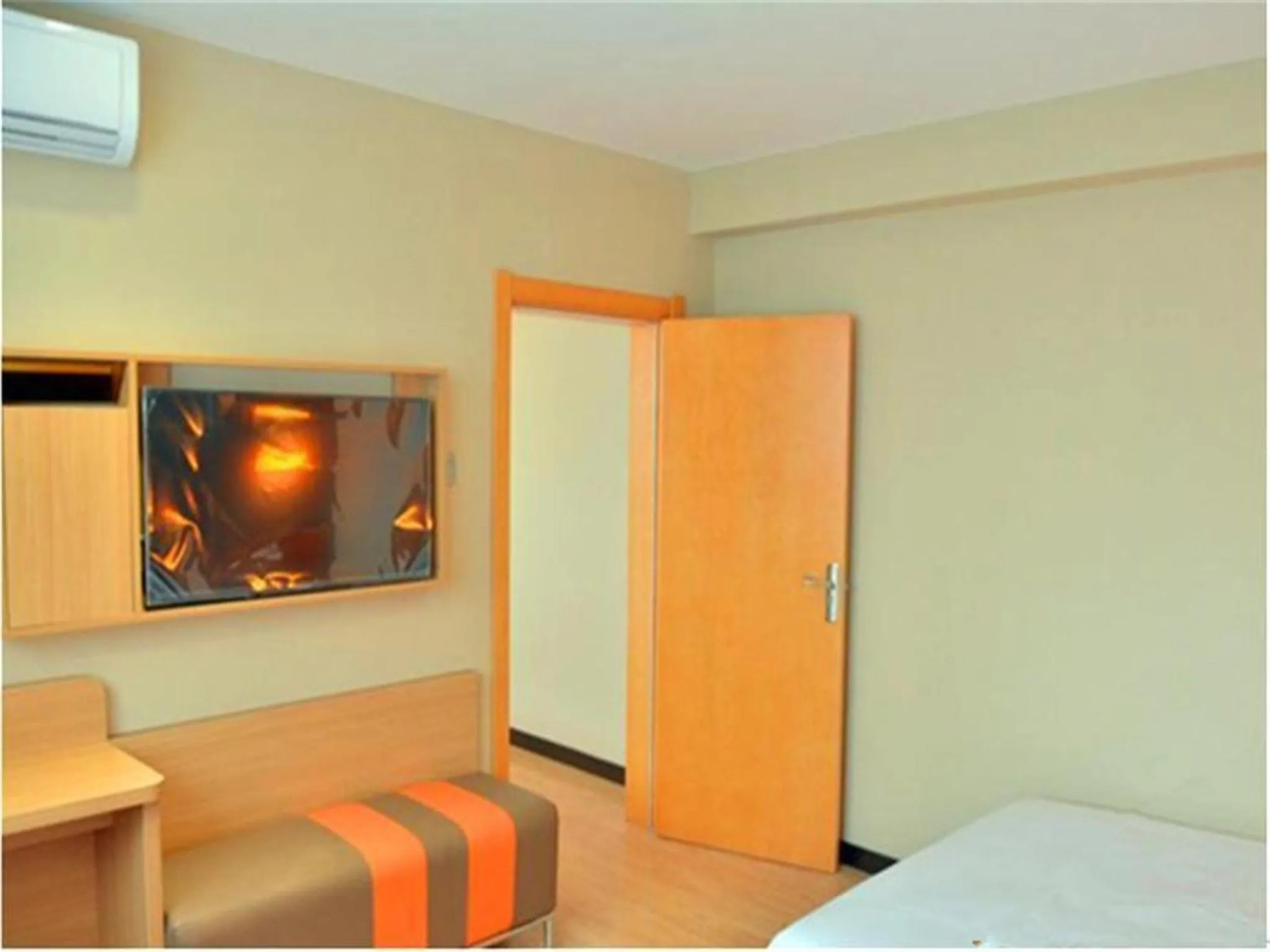 Decorative detail, Bed in IU Hotel Beijing West Coach Station Liuliqiao East Metro Station