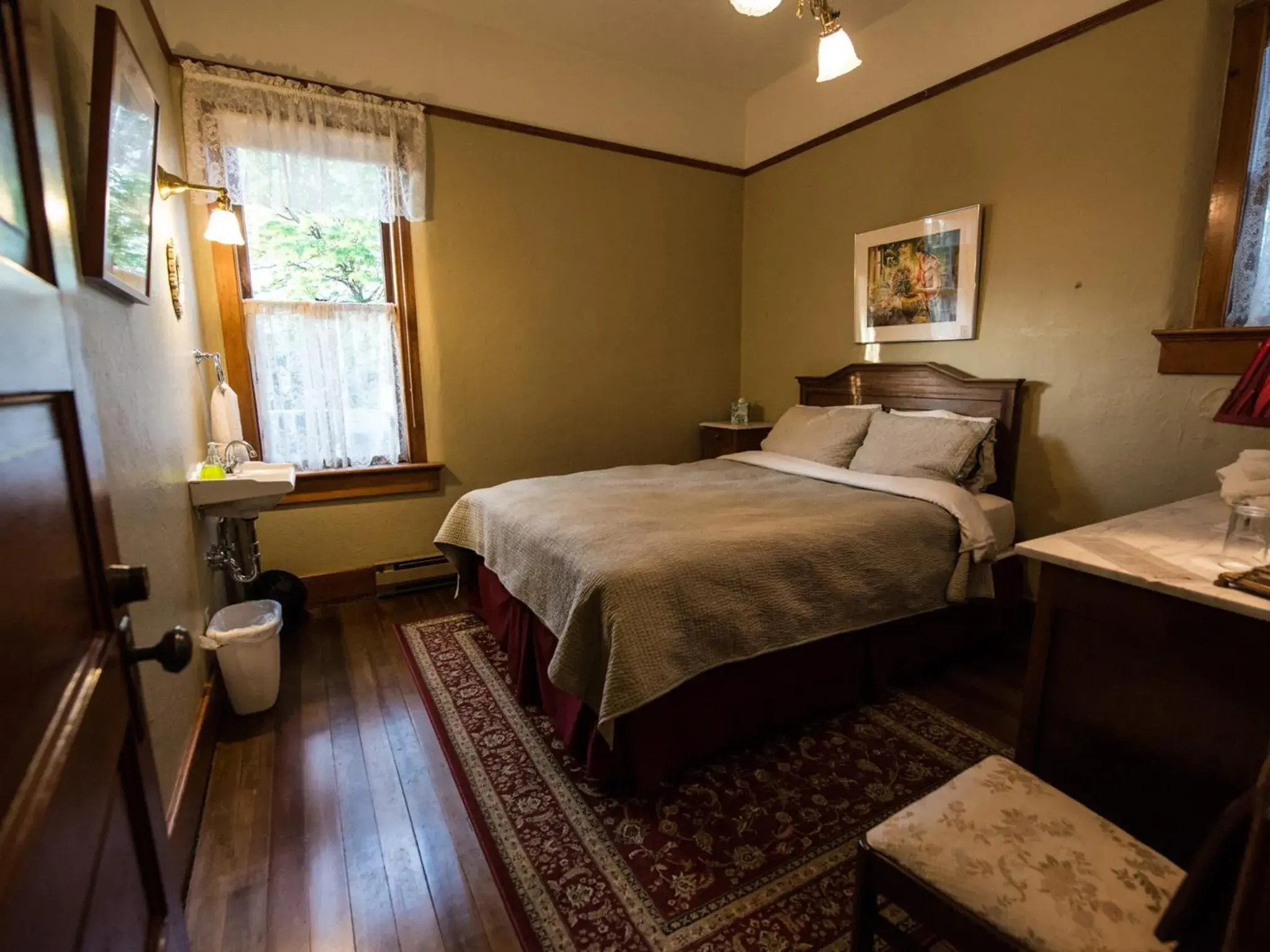 Photo of the whole room, Bed in Balch Hotel Photo of the whole room, Bed in Balch Hotel