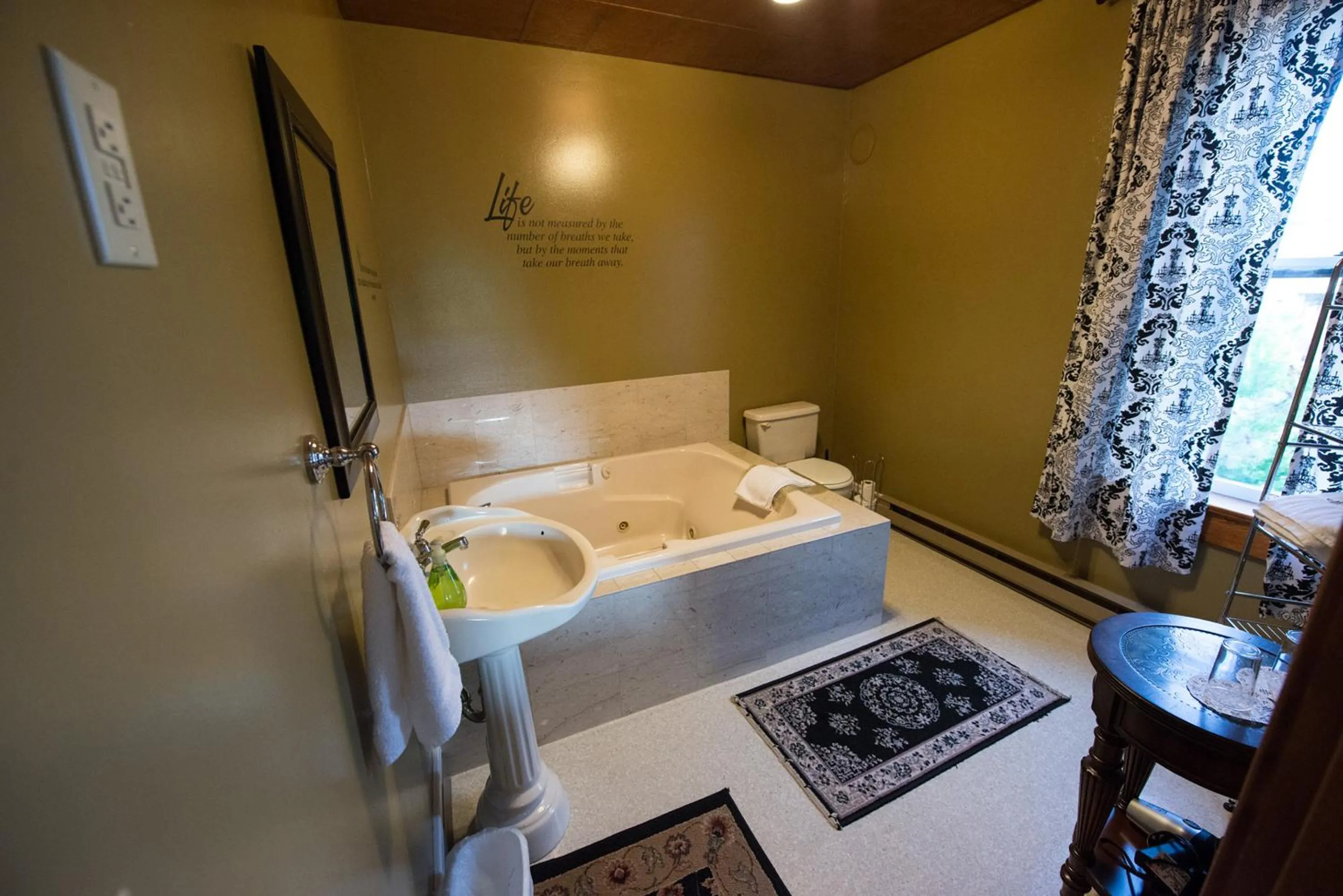 Hot Tub, Bed in Balch Hotel