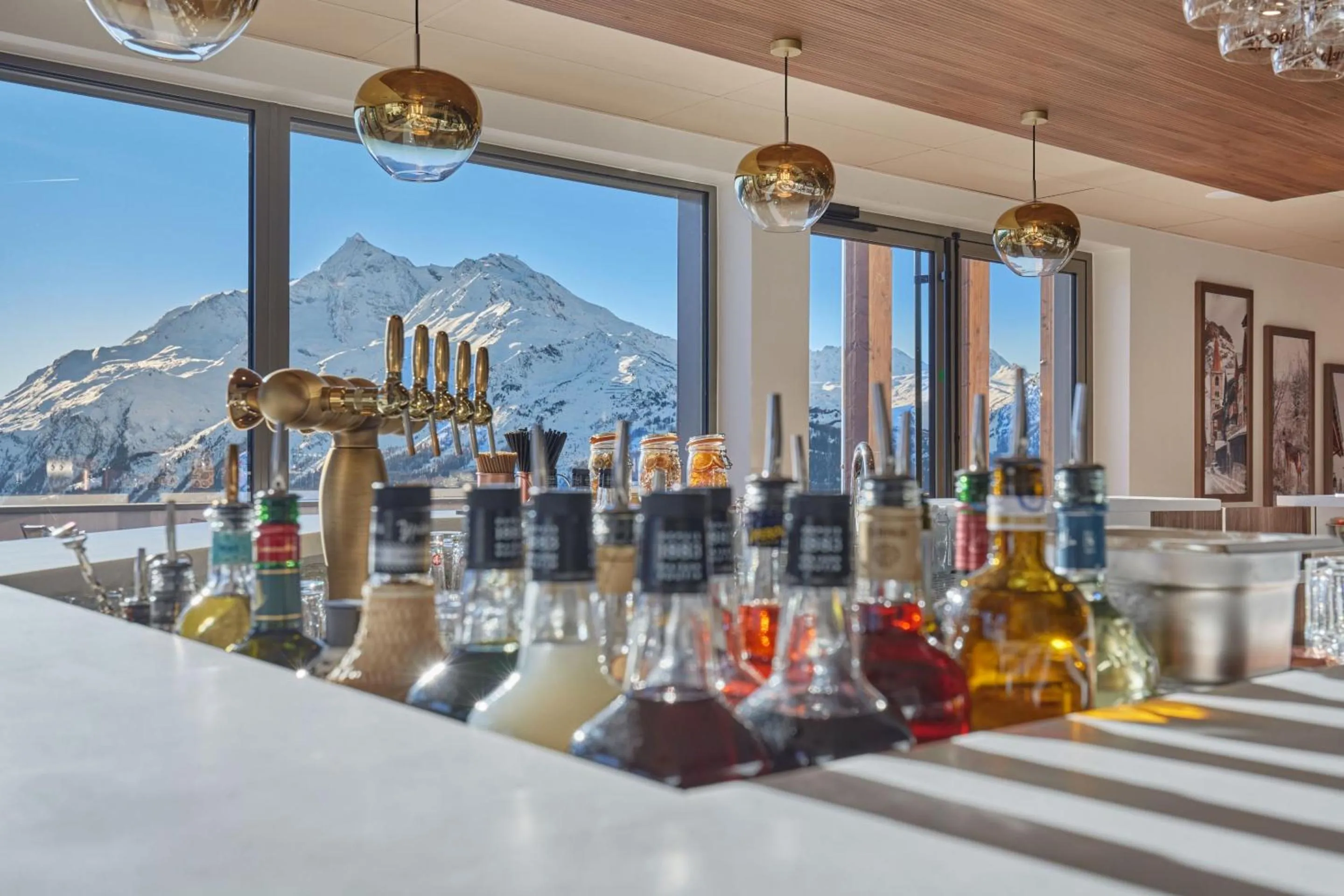 Lounge or bar in Hotel L'Ecrin Blanc by Odalys