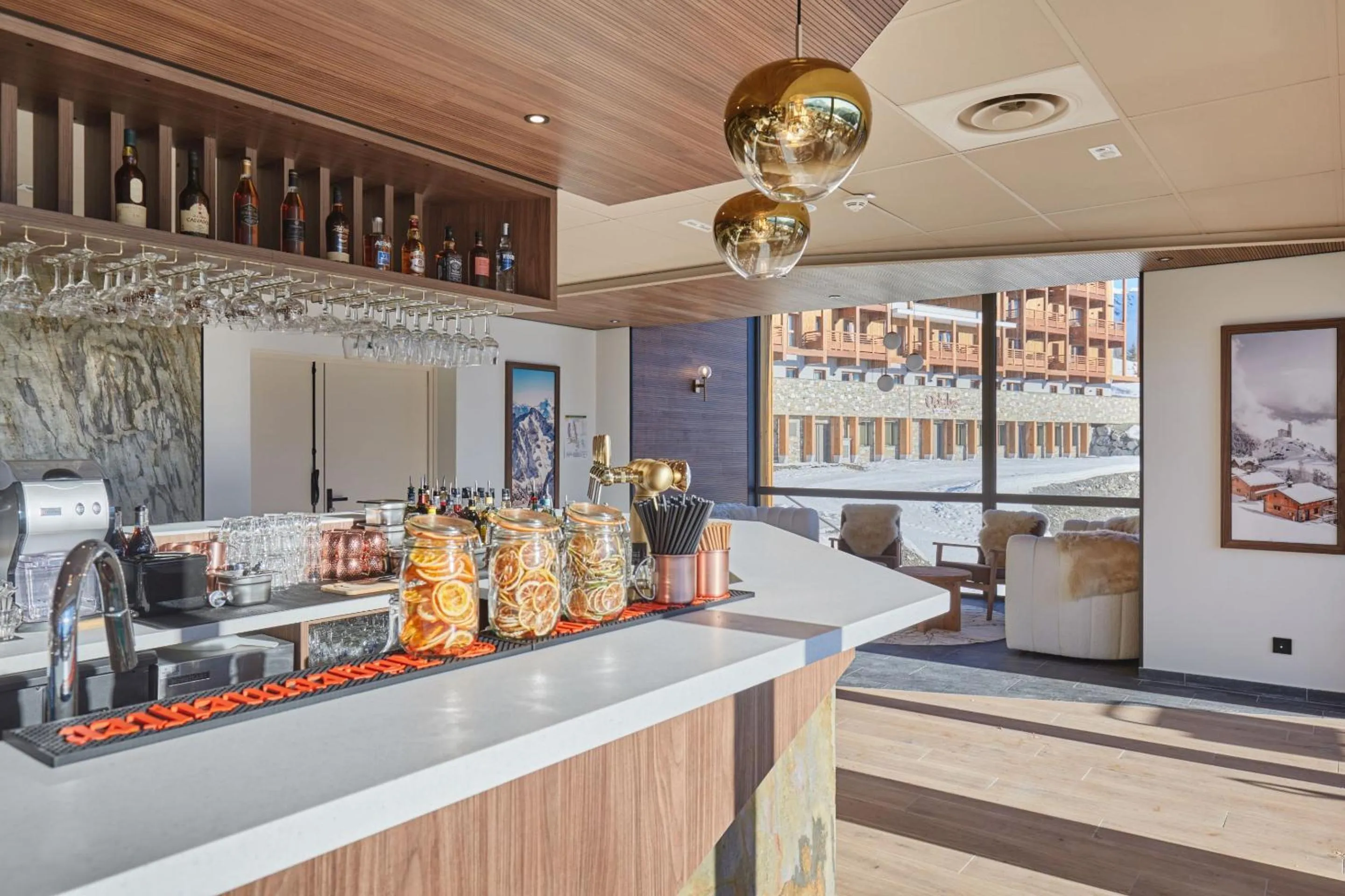 Lounge or bar in Hotel L'Ecrin Blanc by Odalys