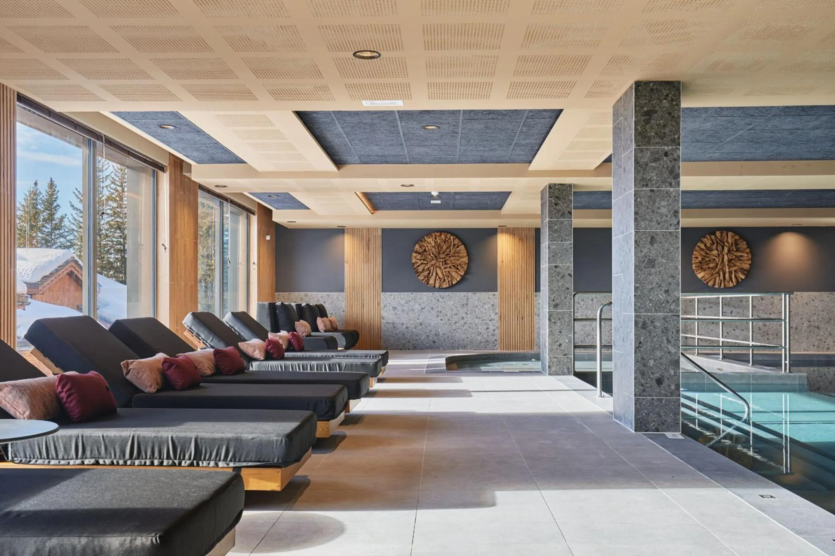 Swimming pool in Hotel L'Ecrin Blanc by Odalys