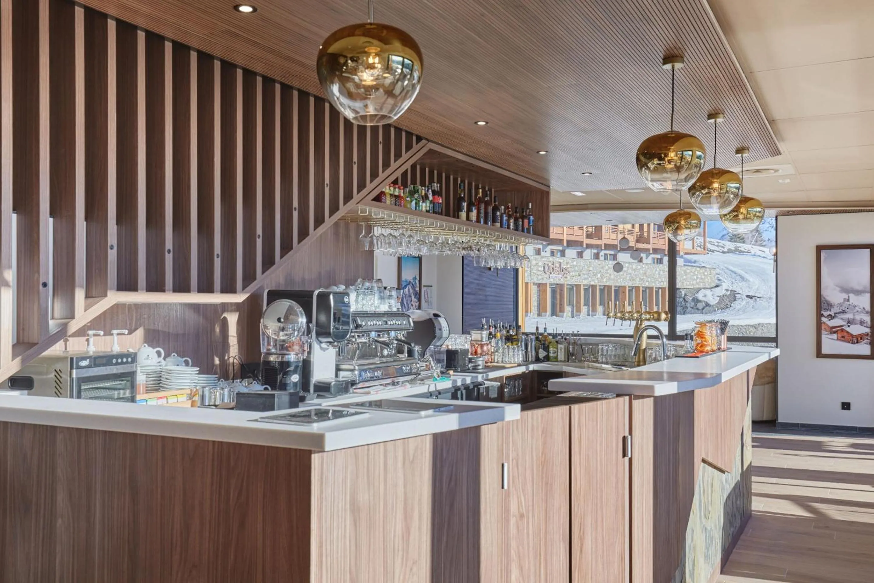 Lounge or bar in Hotel L'Ecrin Blanc by Odalys