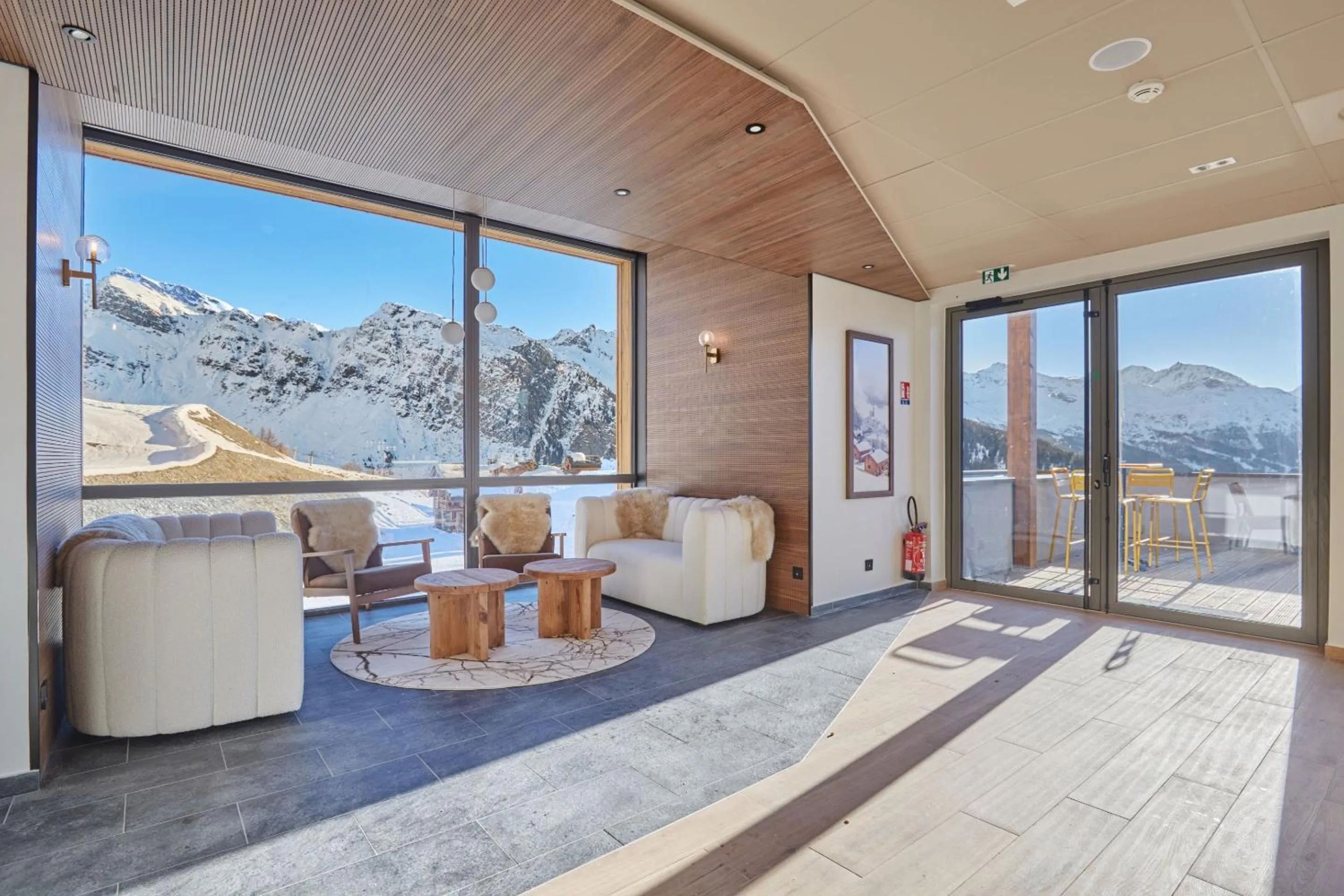 Living room in Hotel L'Ecrin Blanc by Odalys