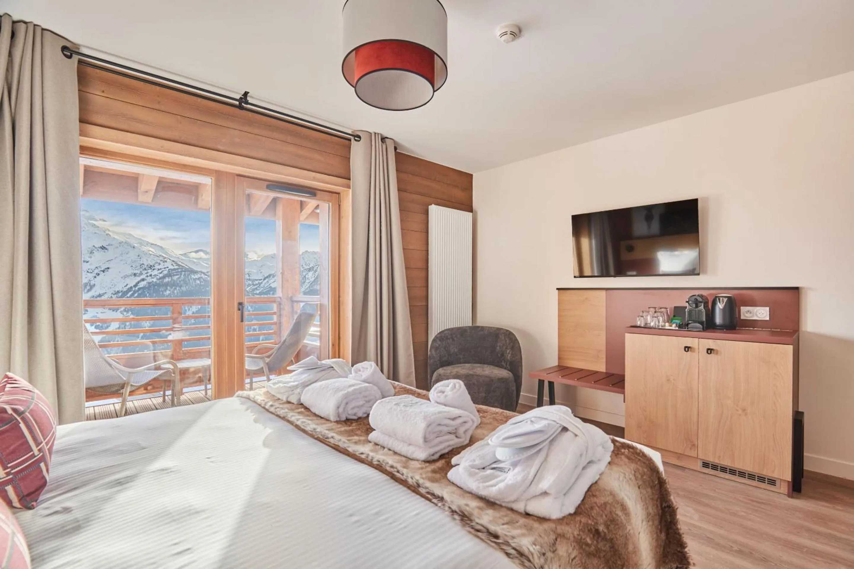 Bedroom, Bed in Hotel L'Ecrin Blanc by Odalys