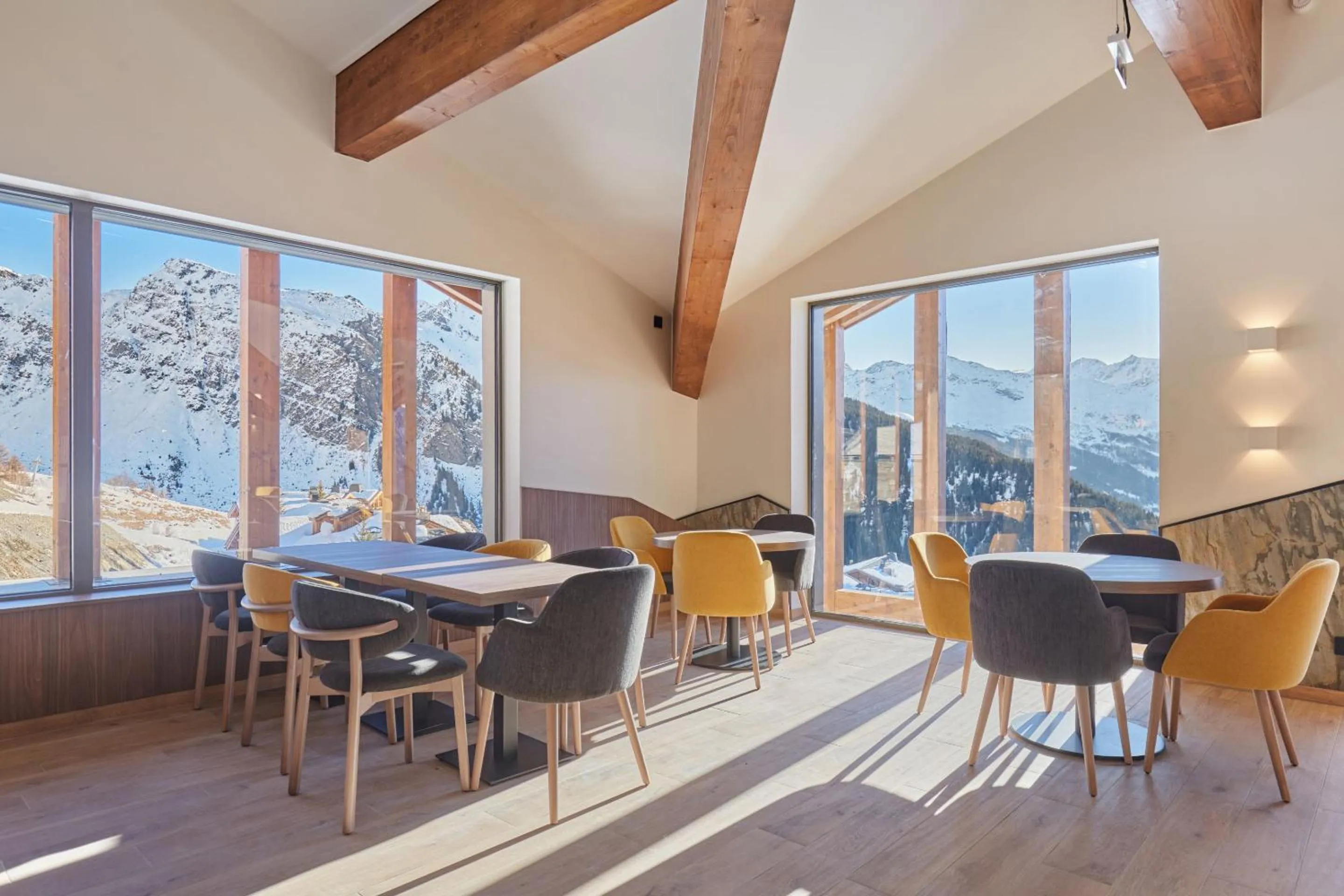 Dining area in Hotel L'Ecrin Blanc by Odalys