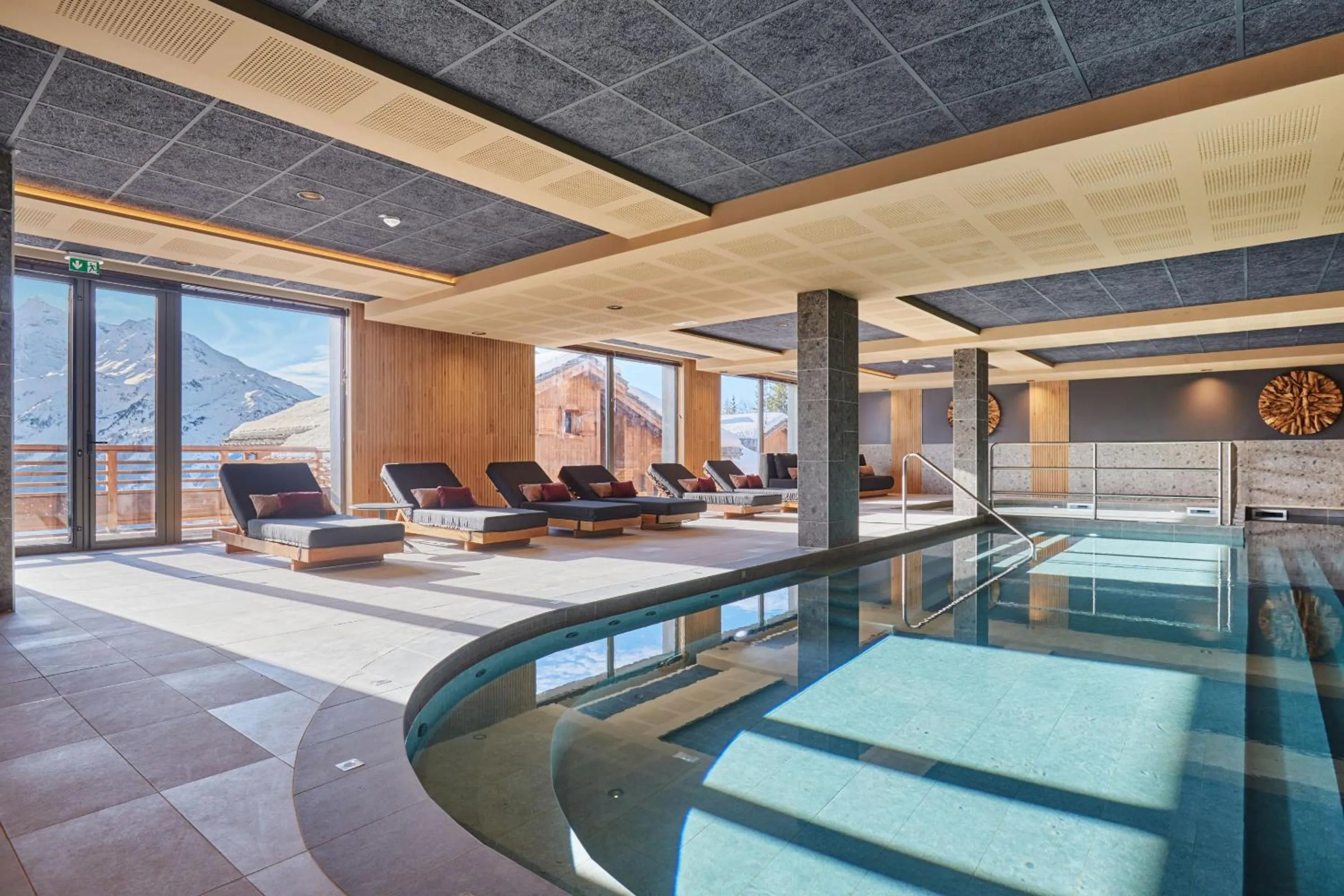 Swimming pool in Hotel L'Ecrin Blanc by Odalys