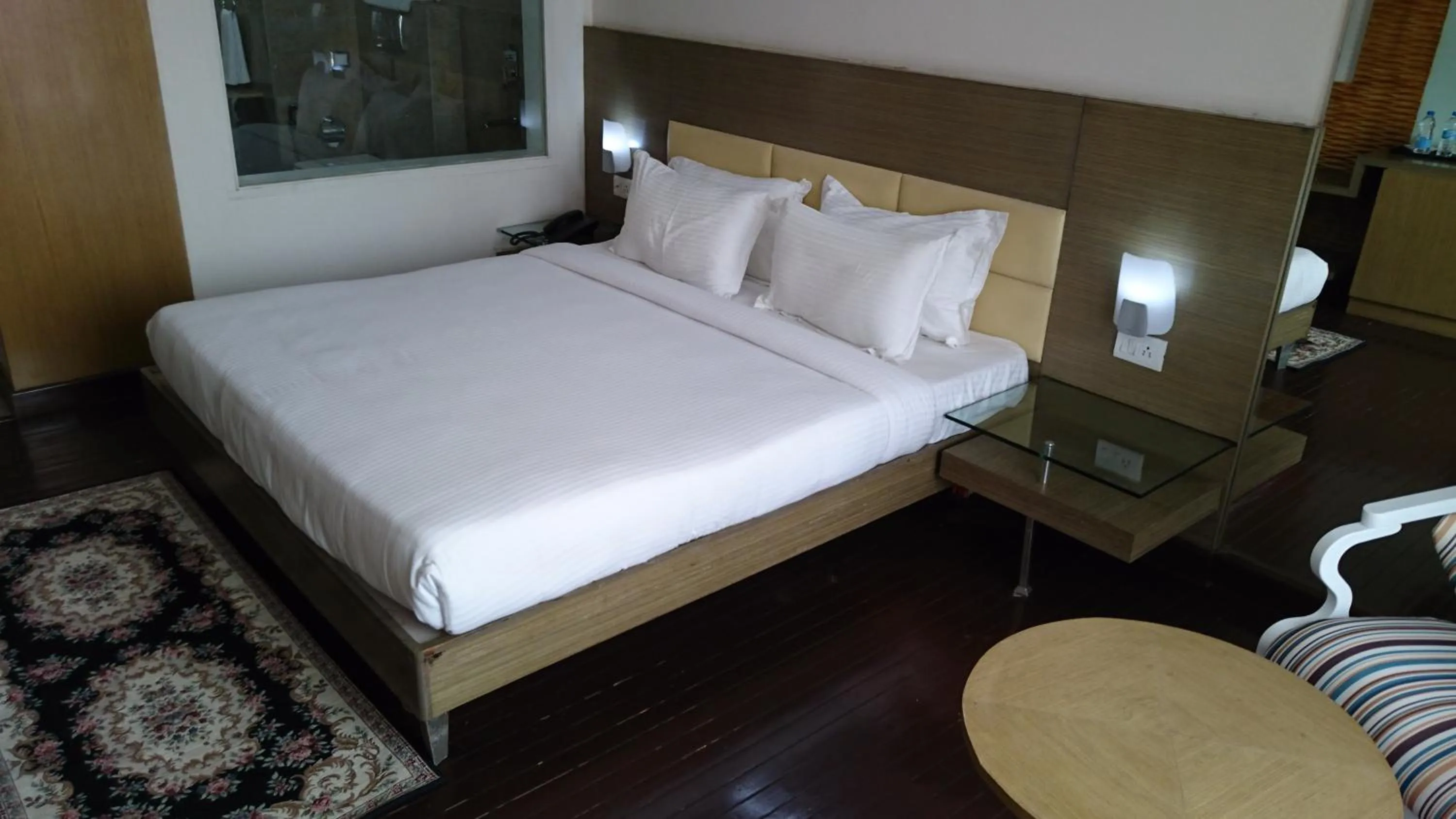 TV and multimedia, Bed in Rosewood International Hotel