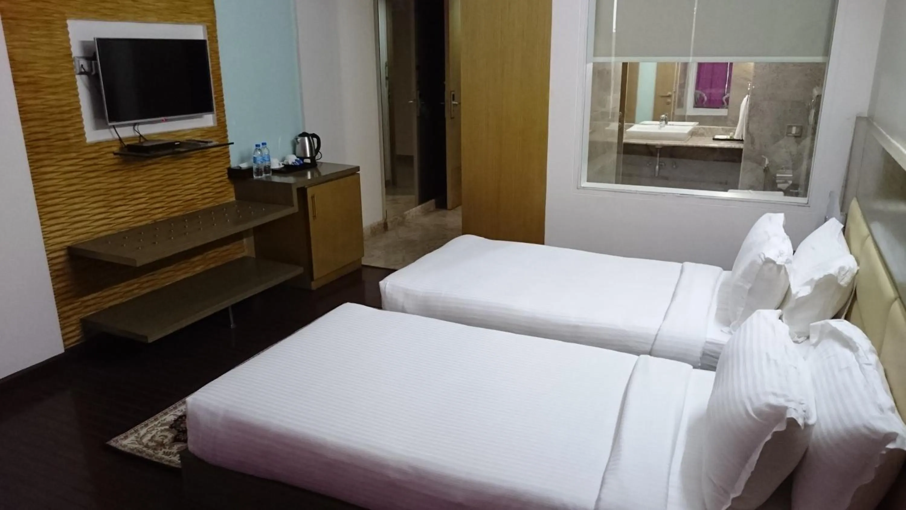 Photo of the whole room, Bed in Rosewood International Hotel