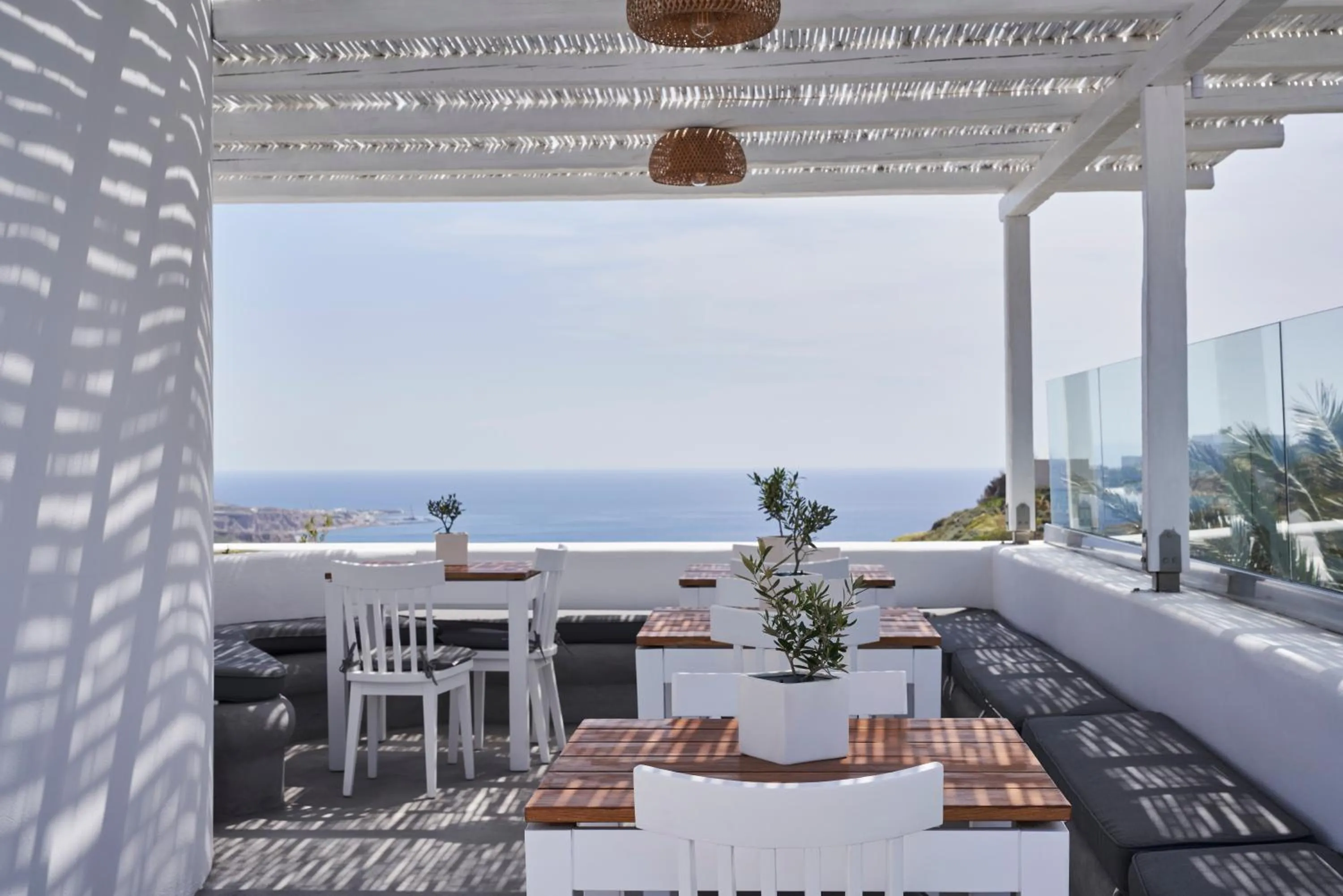 Restaurant/places to eat in Apanemo Hotel & Suites