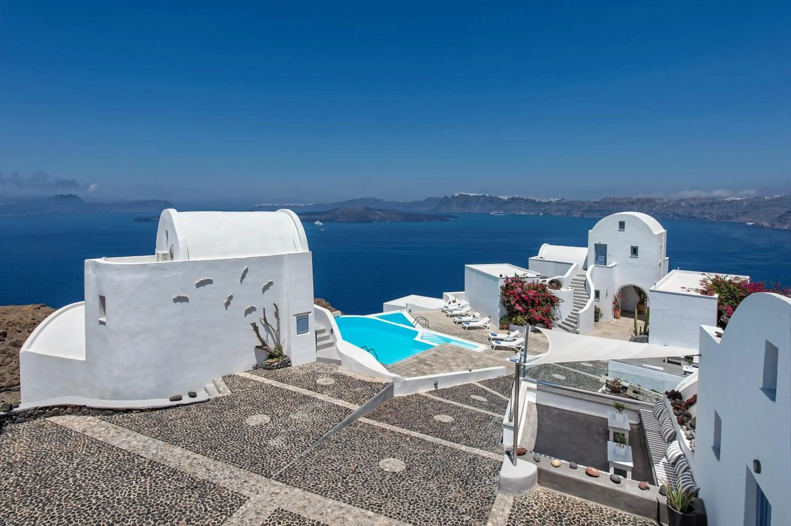 Swimming pool in Apanemo Hotel & Suites Swimming pool in Apanemo Hotel & Suites