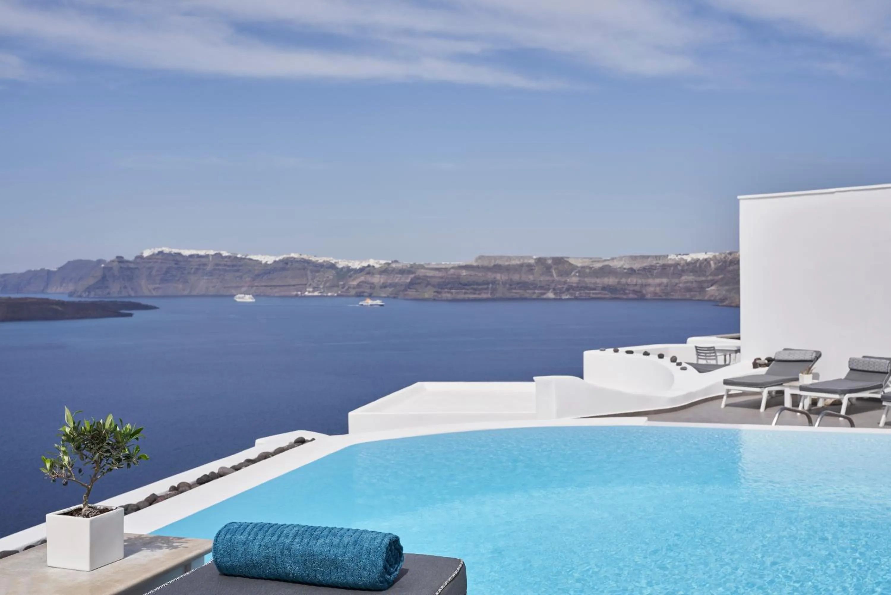 Swimming pool in Apanemo Hotel & Suites