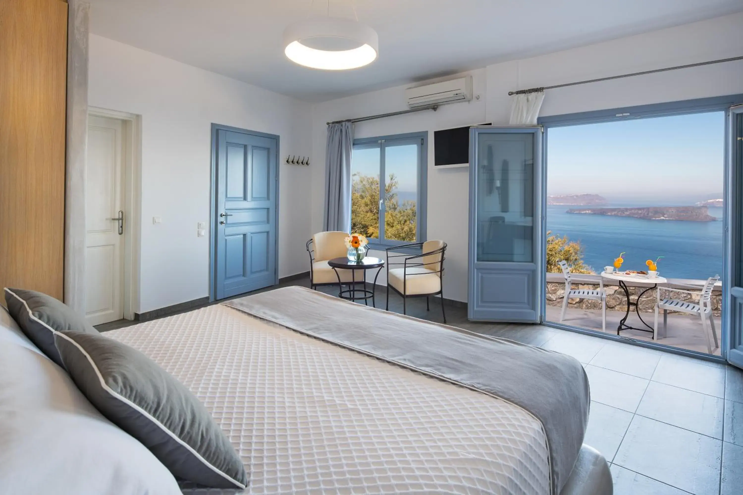 Photo of the whole room, Bed in Apanemo Hotel & Suites Photo of the whole room, Bed in Apanemo Hotel & Suites