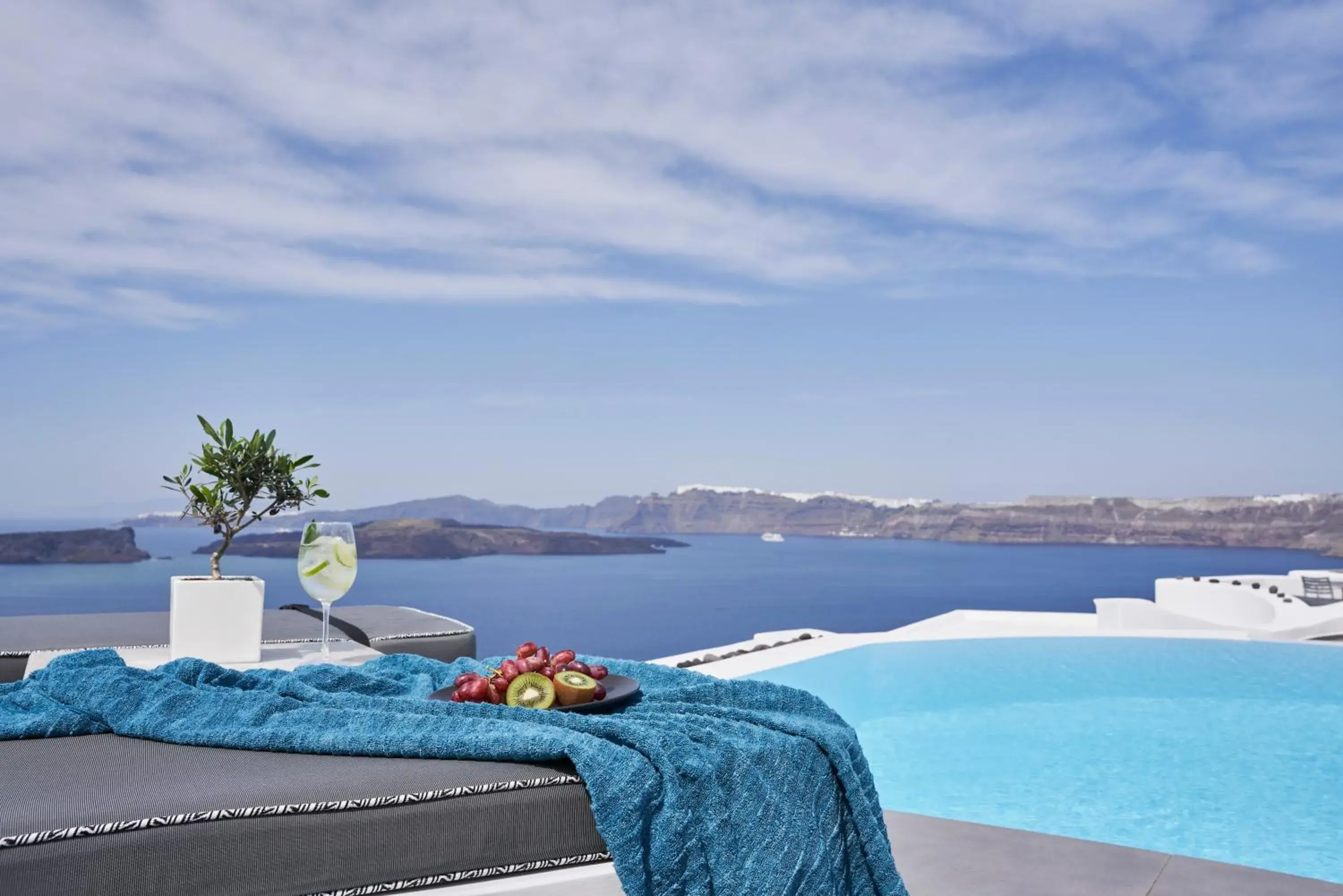 Swimming pool in Apanemo Hotel & Suites Swimming pool in Apanemo Hotel & Suites